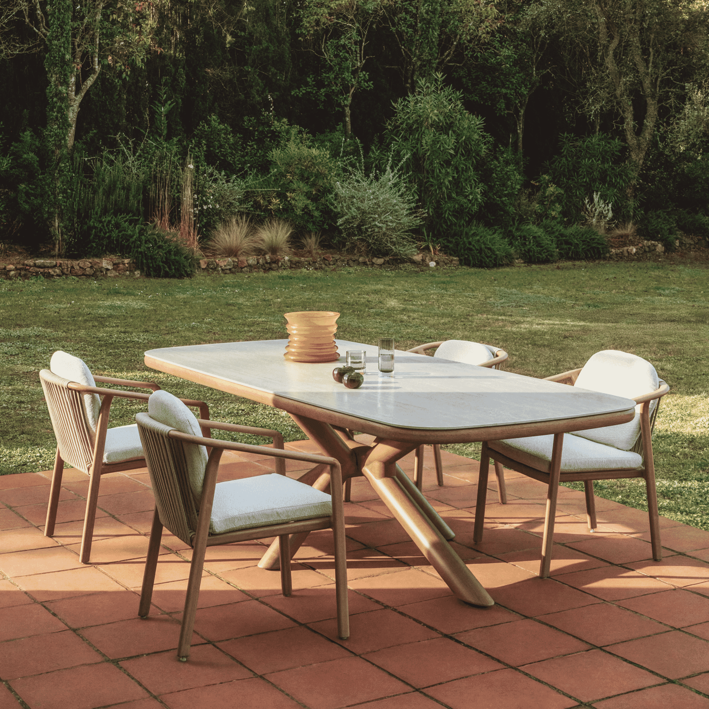 Kave Home Mirtia Tuintafel – Ruime, duurzame eetplek in stijlvol houteffect