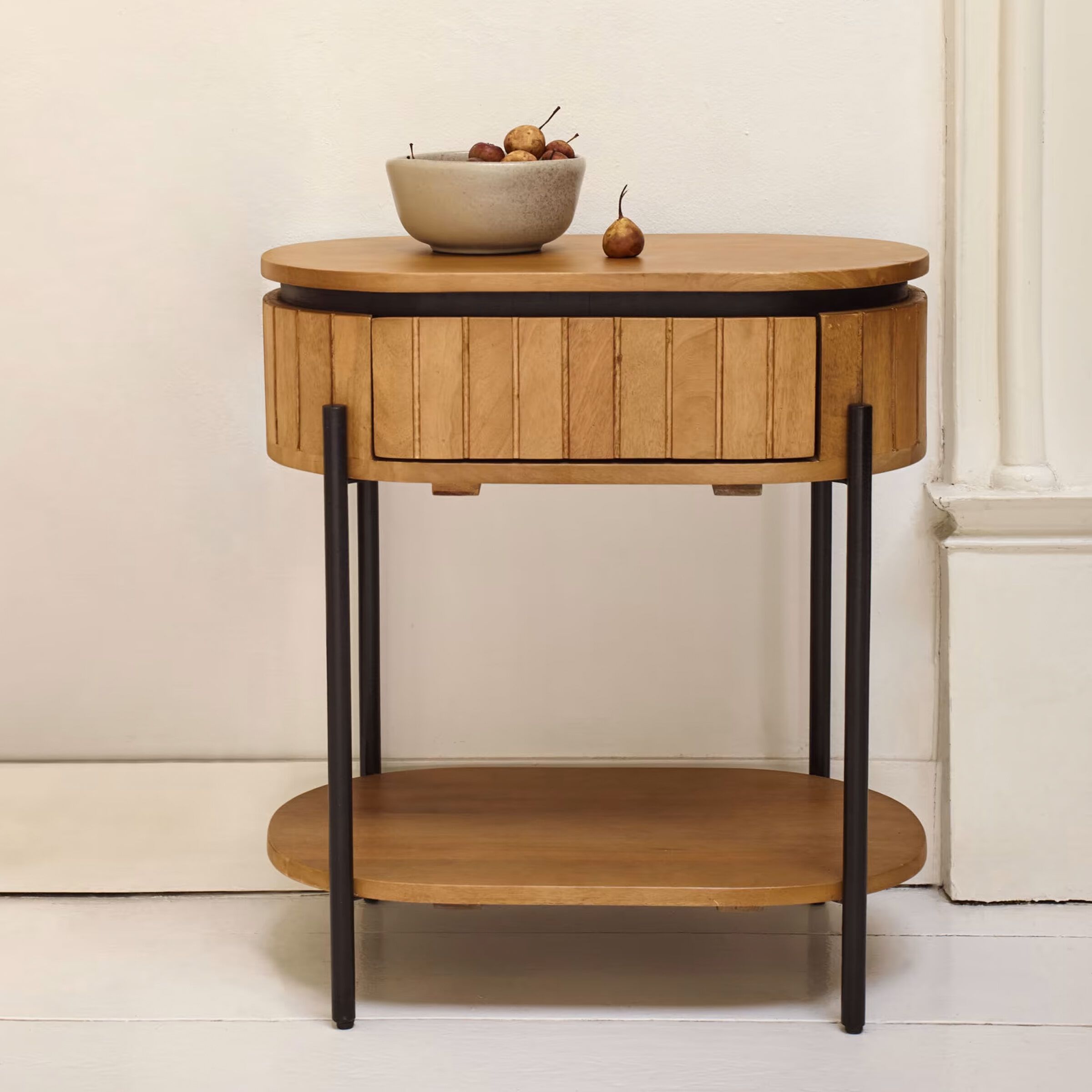 Kave Home Nachtkastje Licia – Handgemaakt mangohout met elegante rondingen