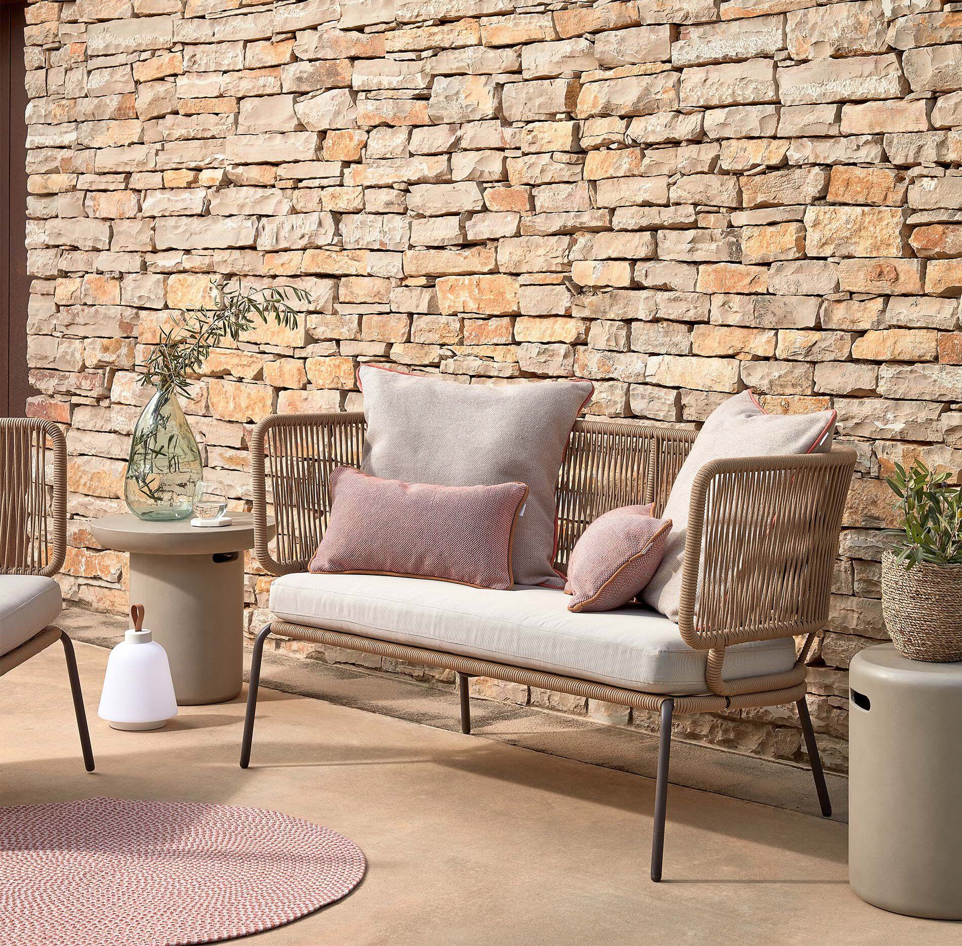 Kave Home Nadin 2-zits tuinbank 135 cm – stijlvol beige buitenmeubilair