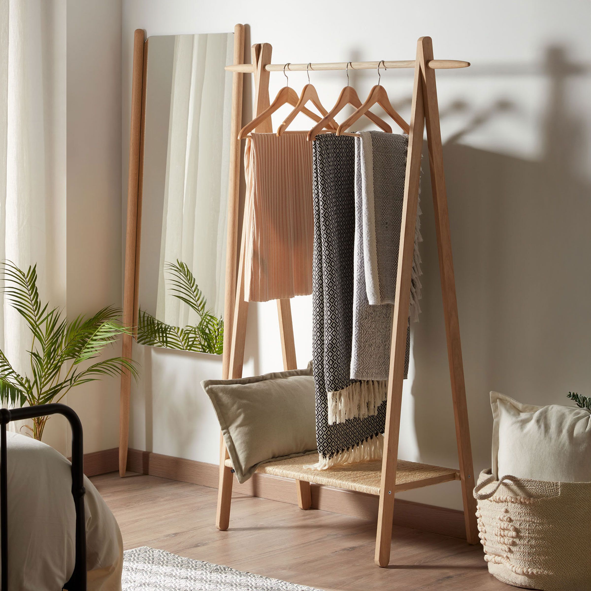 Kave Home Natane Kledingrek – Natuurlijke Berkenhout Elegantie