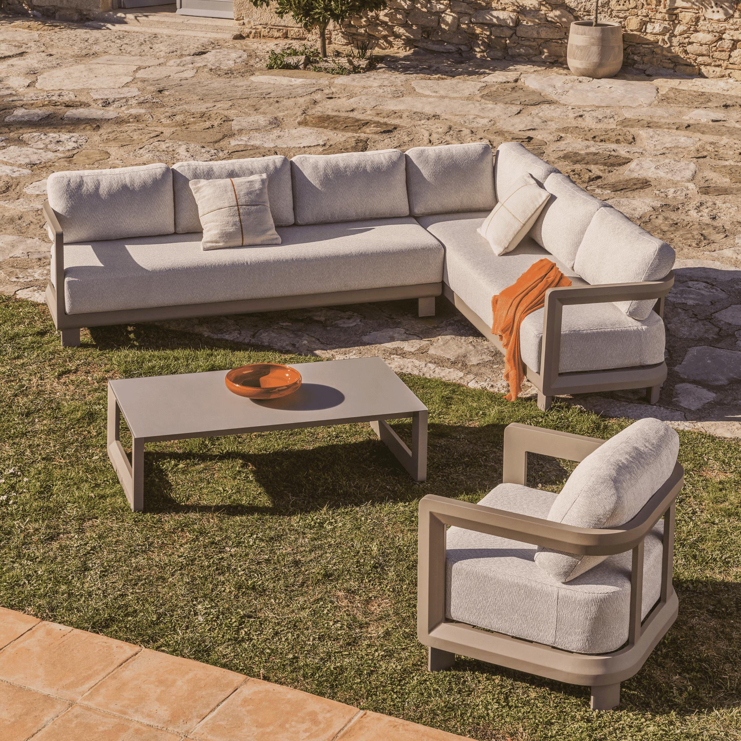 Kave Home Nerano Loungeset – 5‑zits hoekbank & salontafel in stijlvol taupe