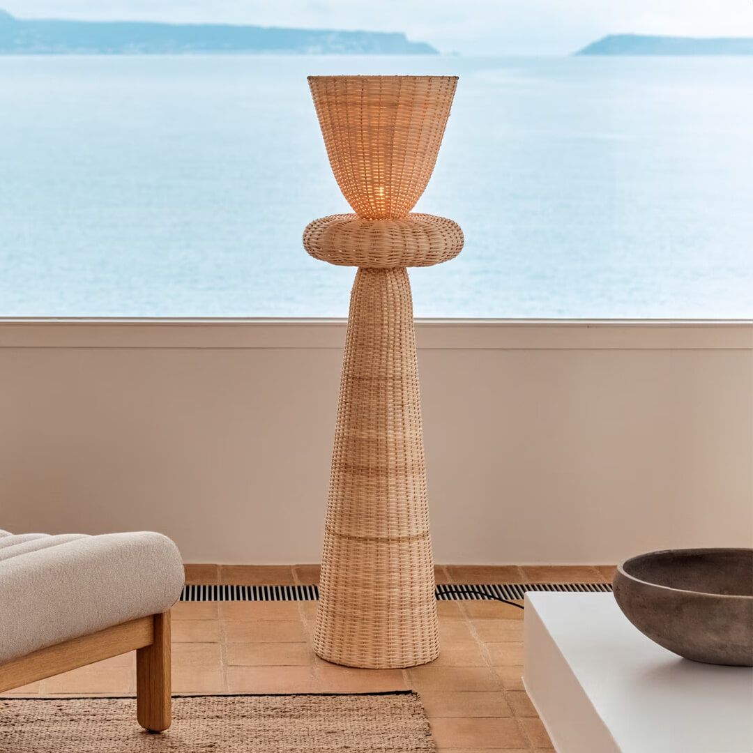 Kave Home Neuda Rotan vloerlamp – natuurlijk sculpturaal licht