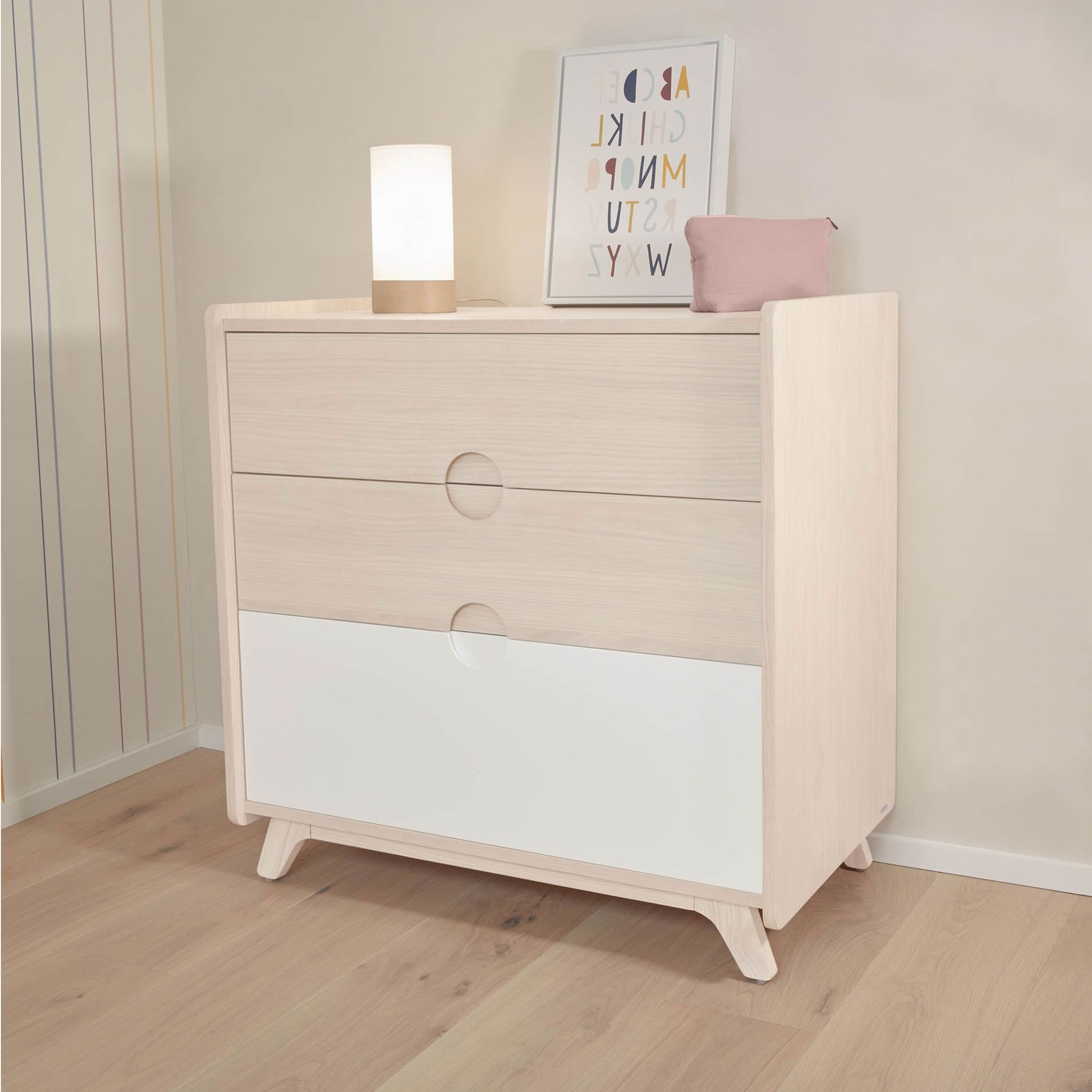 Kave Home Nunila Commode van Essenhout – Natuurlijke Elegantie voor elke Gezinskamer