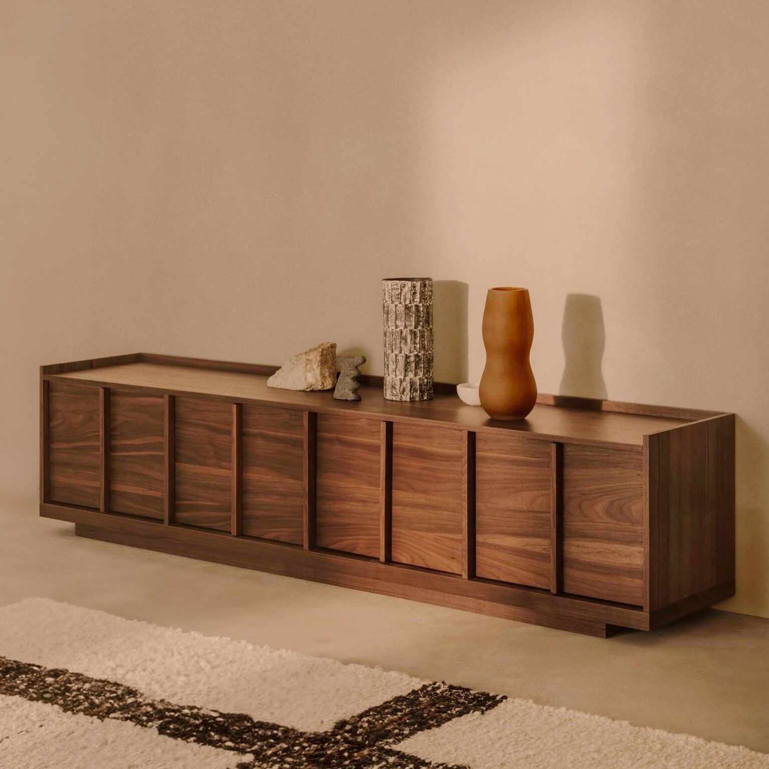 Kave Home Onix TV-meubel 200 cm – Japandi elegantie in notenfineer
