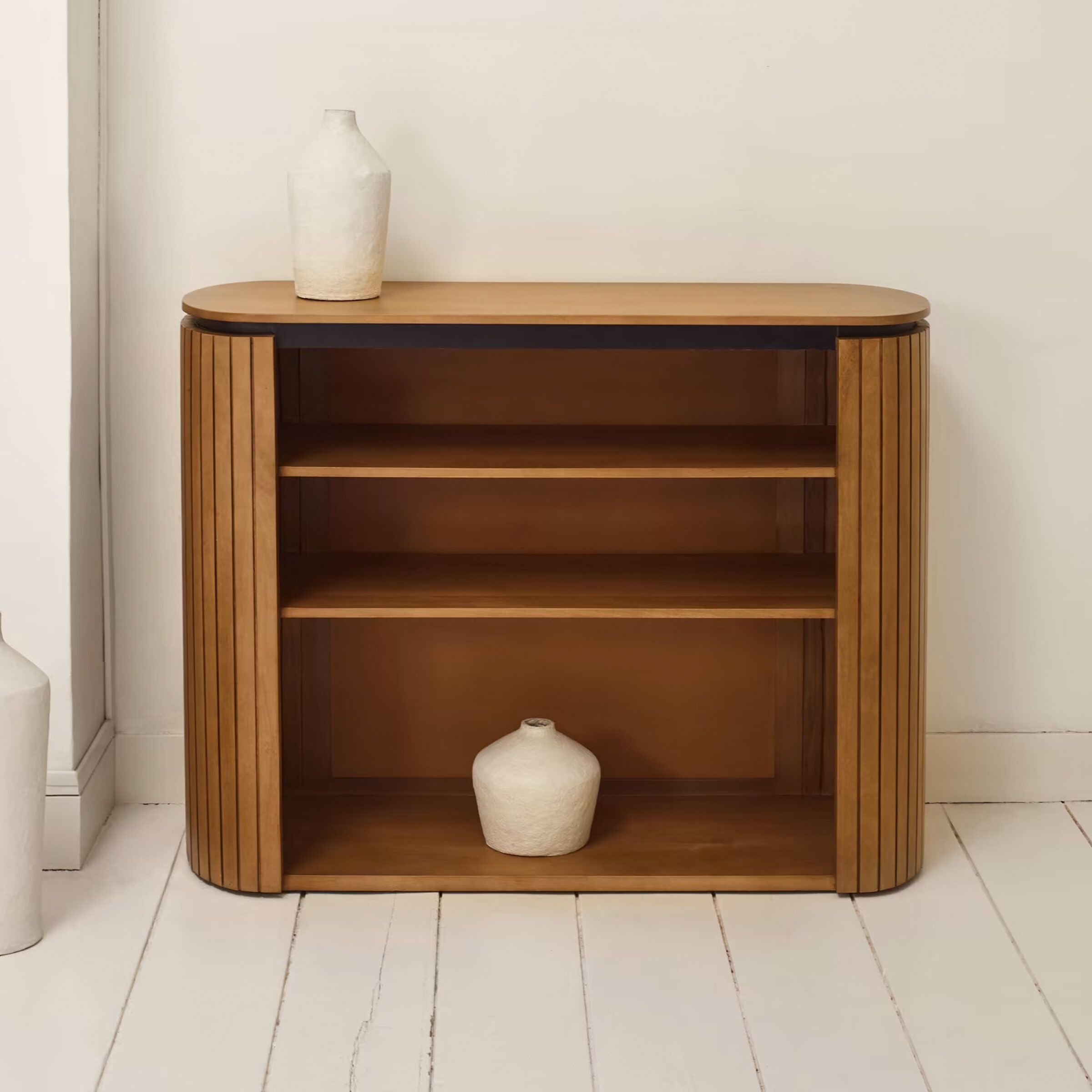 Kave Home Open Dressoir Licia – Handgemaakt mangohout met ronde lijnen (120 cm)