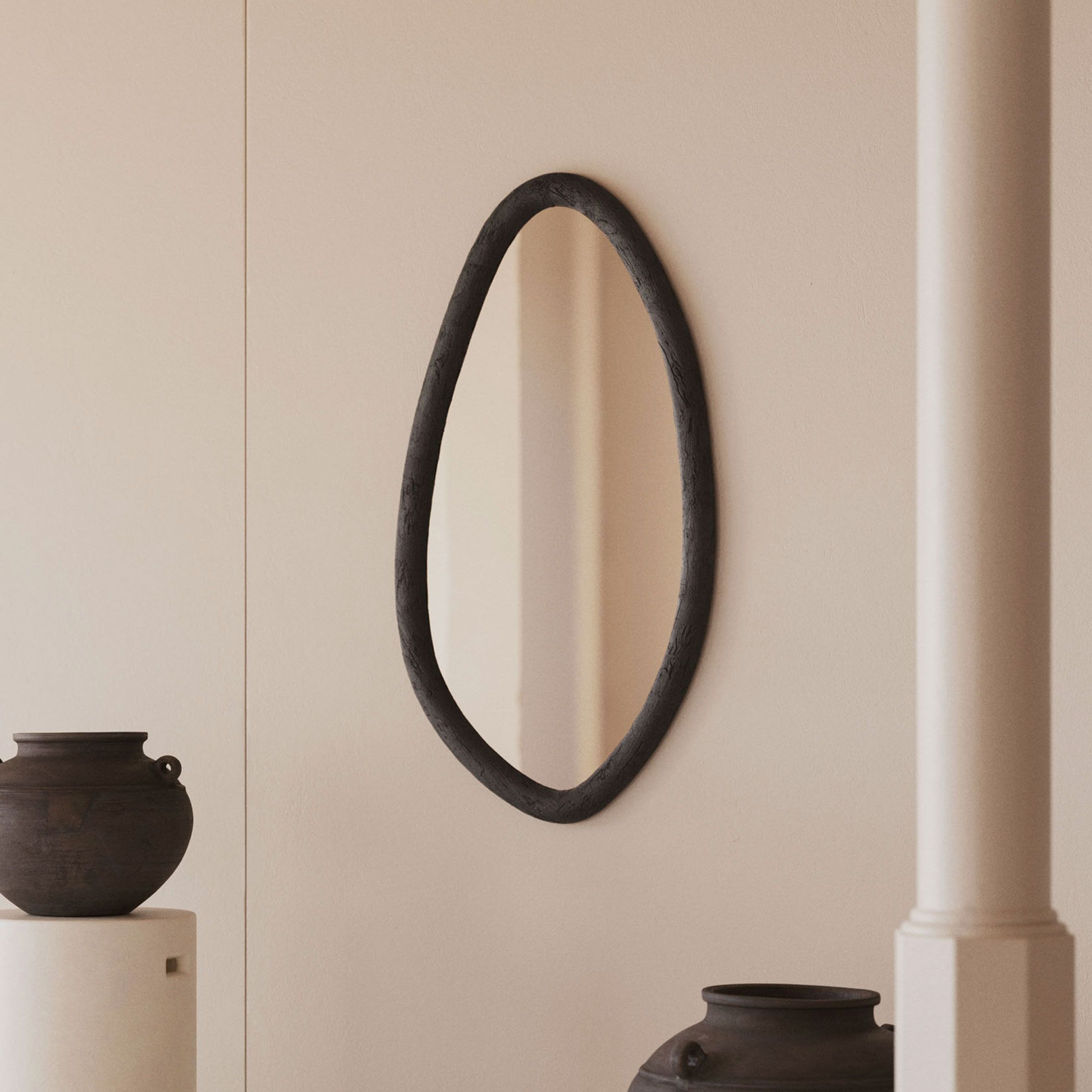 Kave Home Organische Spiegel Magrit – Moderne zwart afgewerkte mungurhouten wandspiegel (110 × 60 cm)