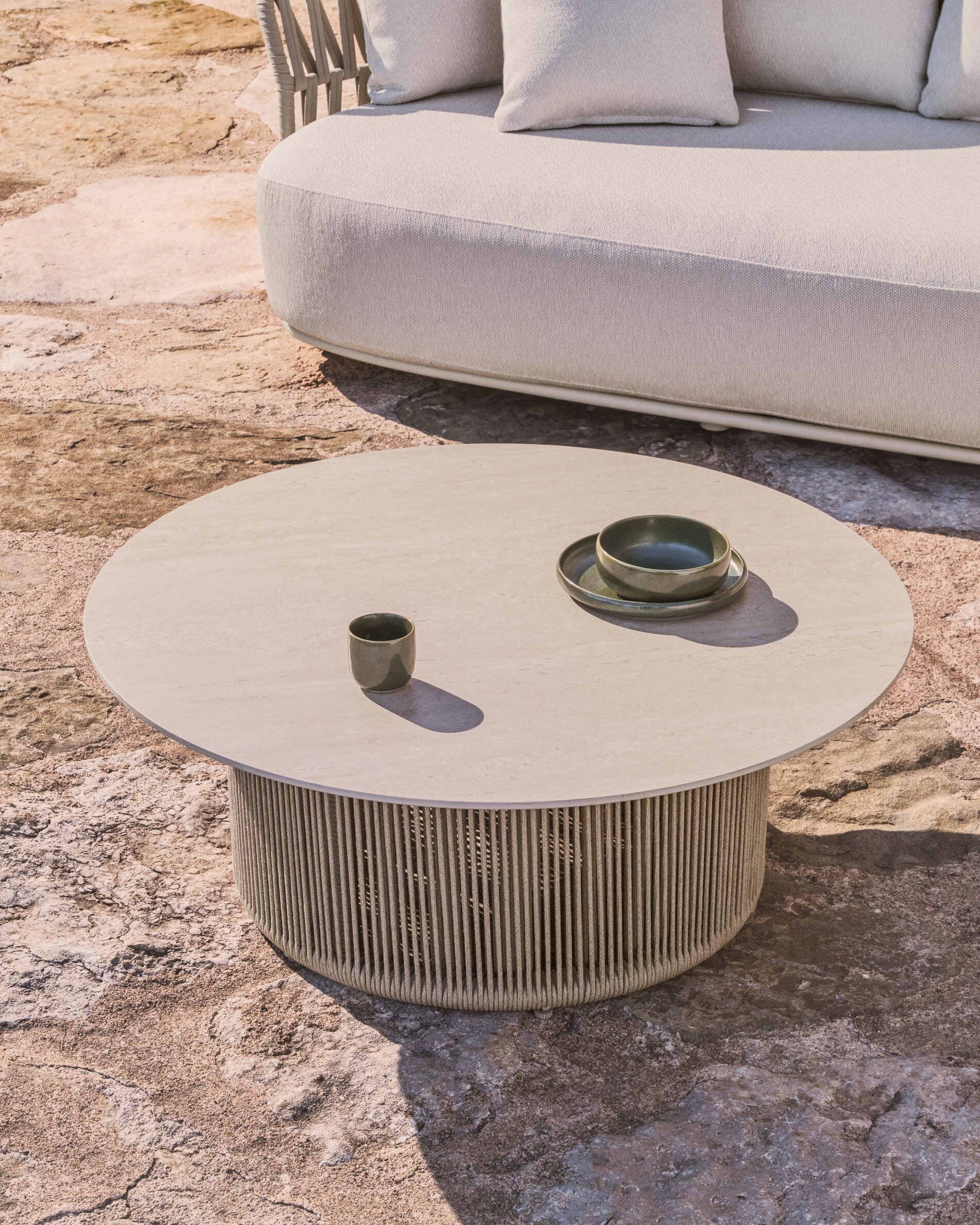 Kave Home Orosei Outdoor Salontafel – Natuurlijke Stijl met Gesinterde Steen en Handgeweven Touw