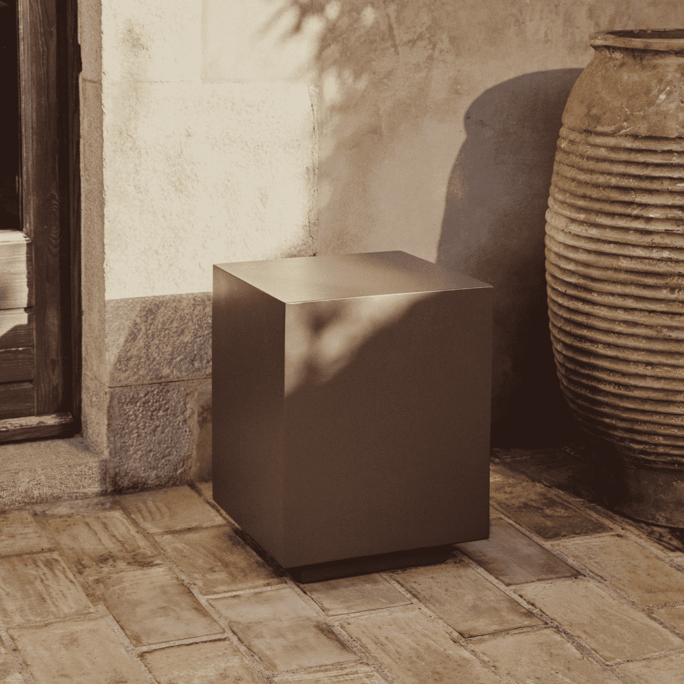 Kave Home Outdoor Bijzettafel Rustella – Strak cementdesign in warm bruin