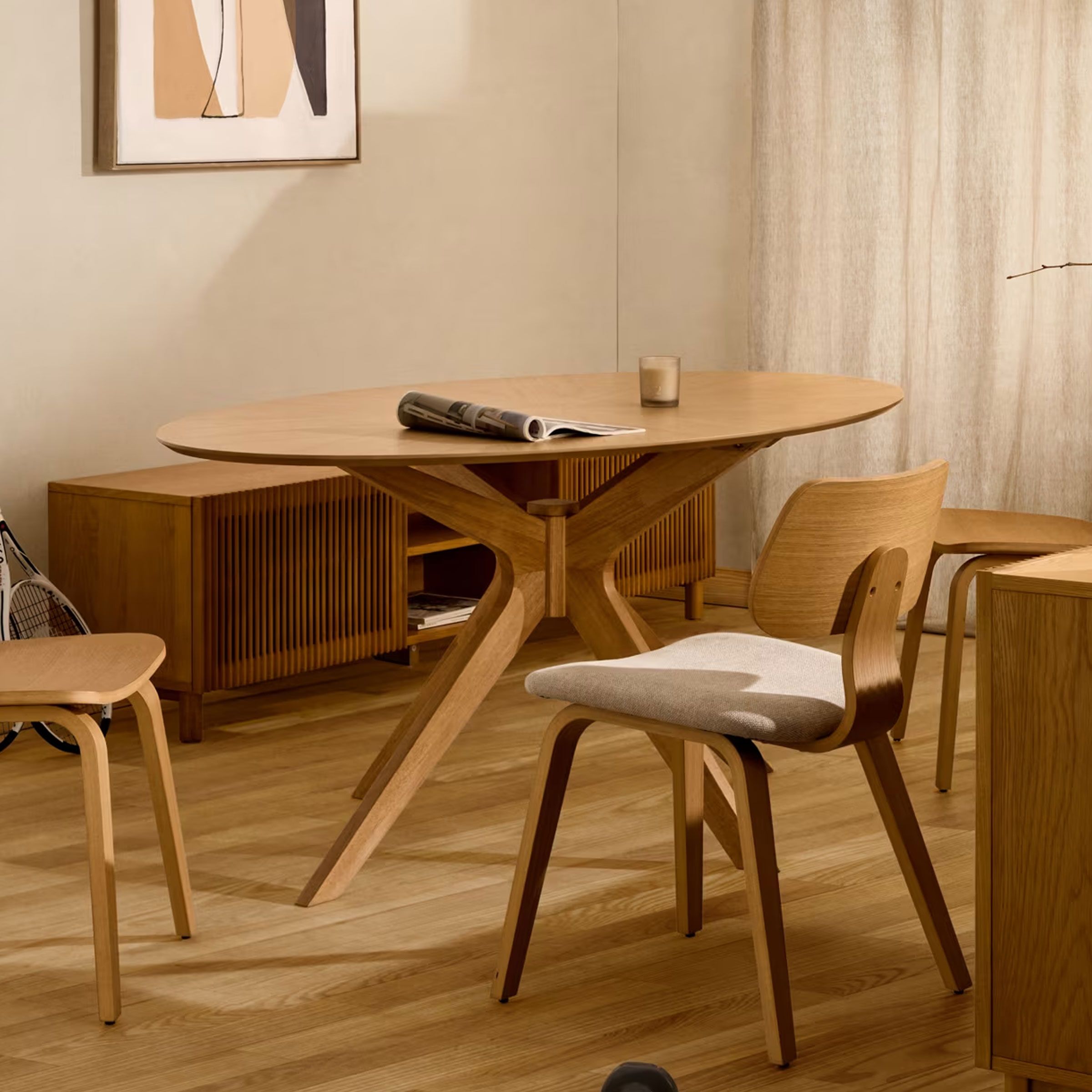 Kave Home Ovale eettafel Naanim – eiken of walnoot, 180 × 110 cm