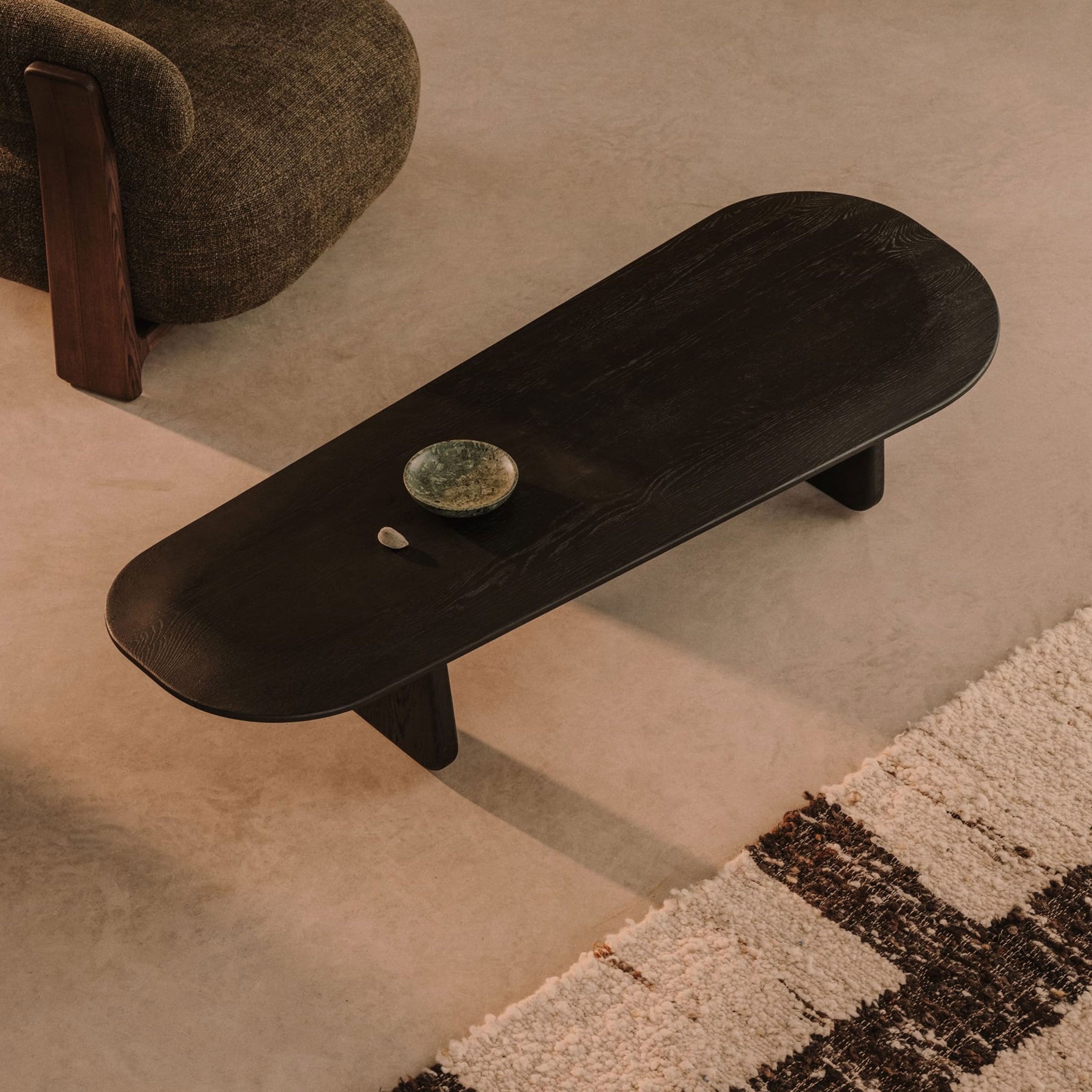 Kave Home Pirita Organische Salontafel – Massief eiken, zwart, 146 × 64 cm