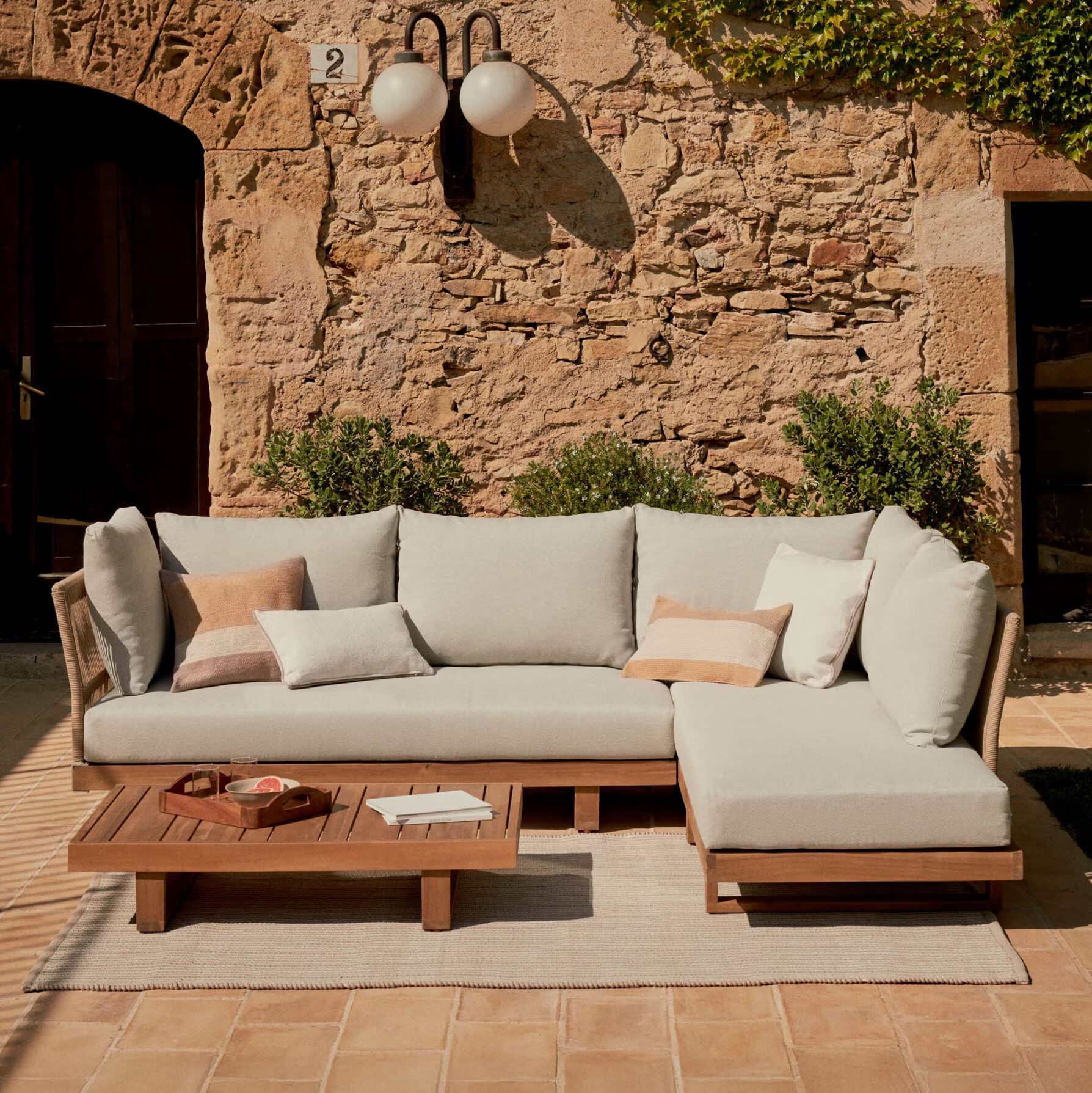 Kave Home Raco Outdoor Loungeset in Acaciahout – Luxe Hoekbank & Salontafel in Beige
