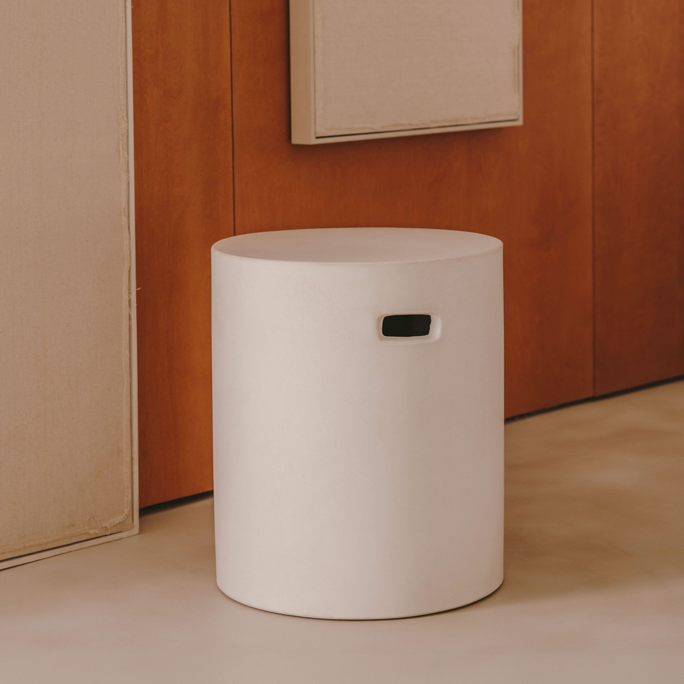 Kave Home ronde bijzettafel Aiguablava Beton – compacte wit design voor binnen én buiten