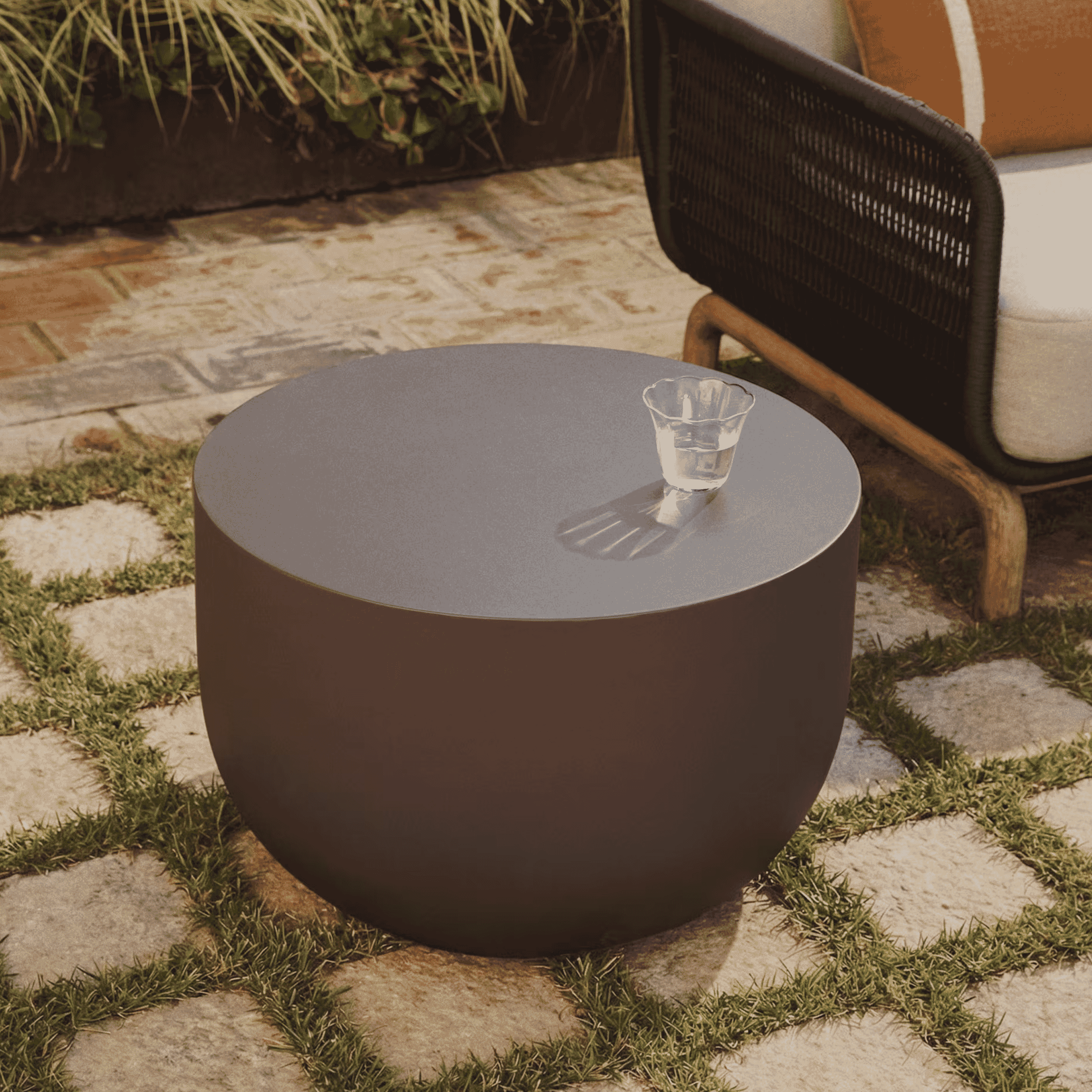 Kave Home ronde salontafel Garbet Cement 60 cm – warme bruine bijzettafel