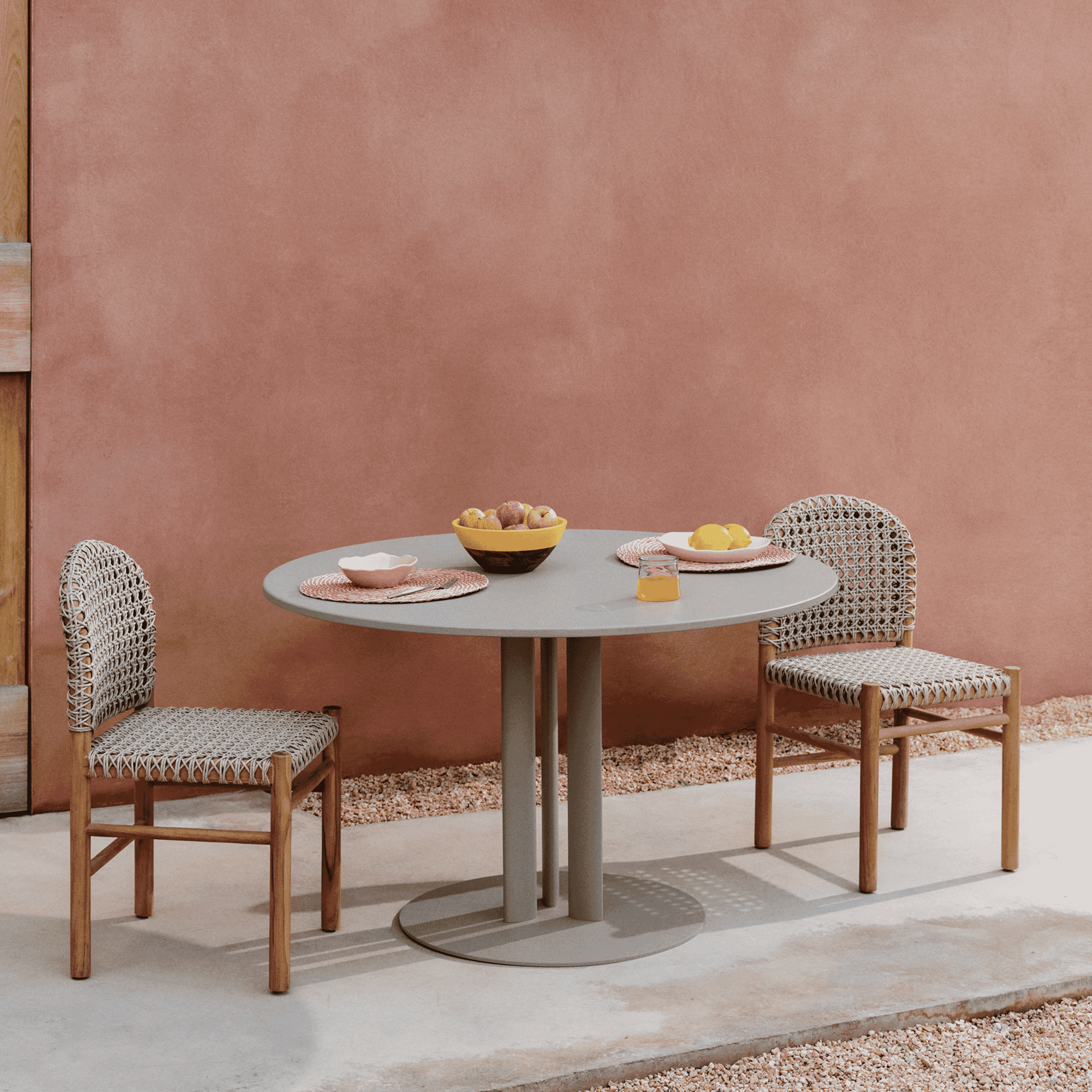 Kave Home ronde Sedalis tuintafel – 120 cm, elegant taupe aluminium