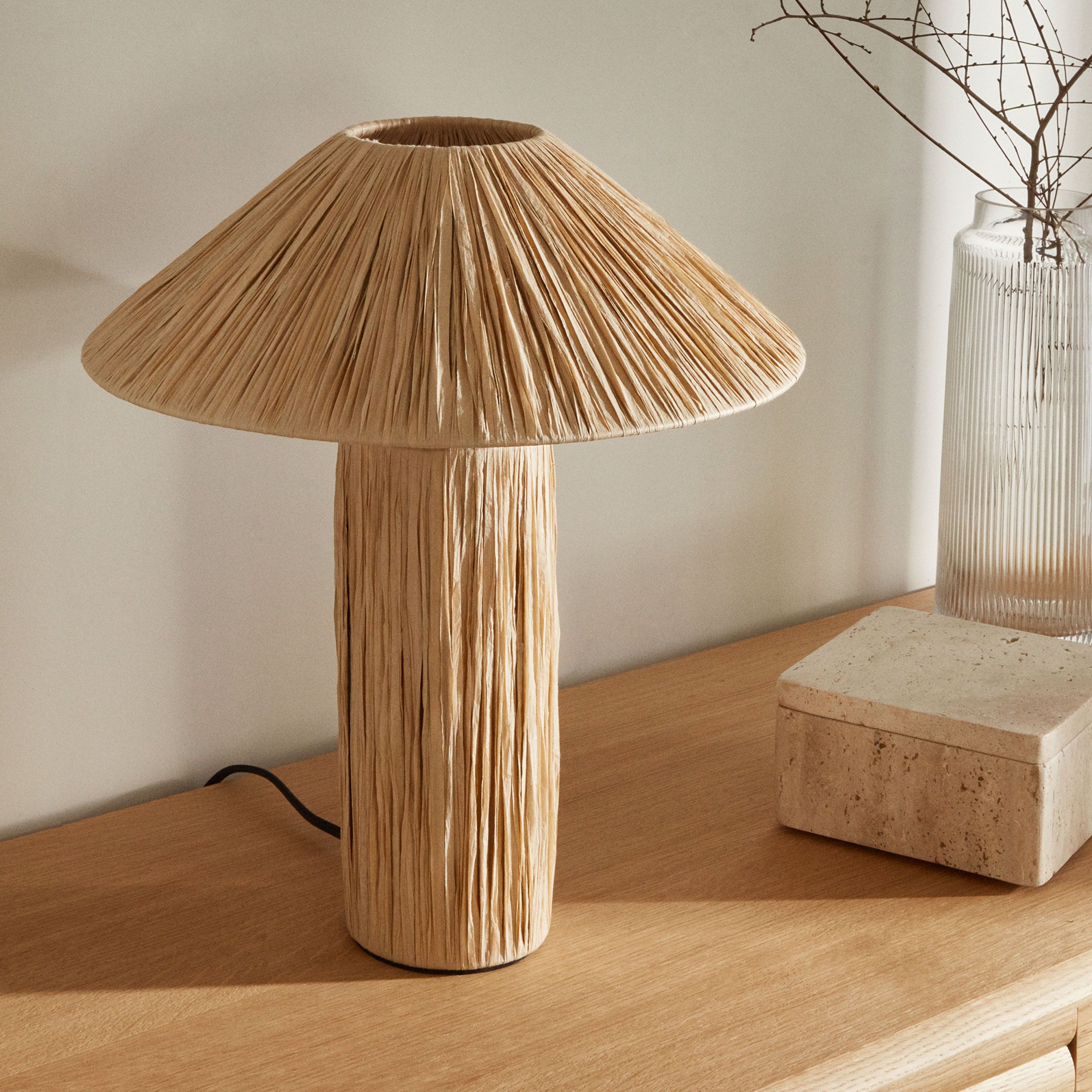 Kave Home Samse Tafellamp – Handgevlochten Raffia in Naturel of Groen