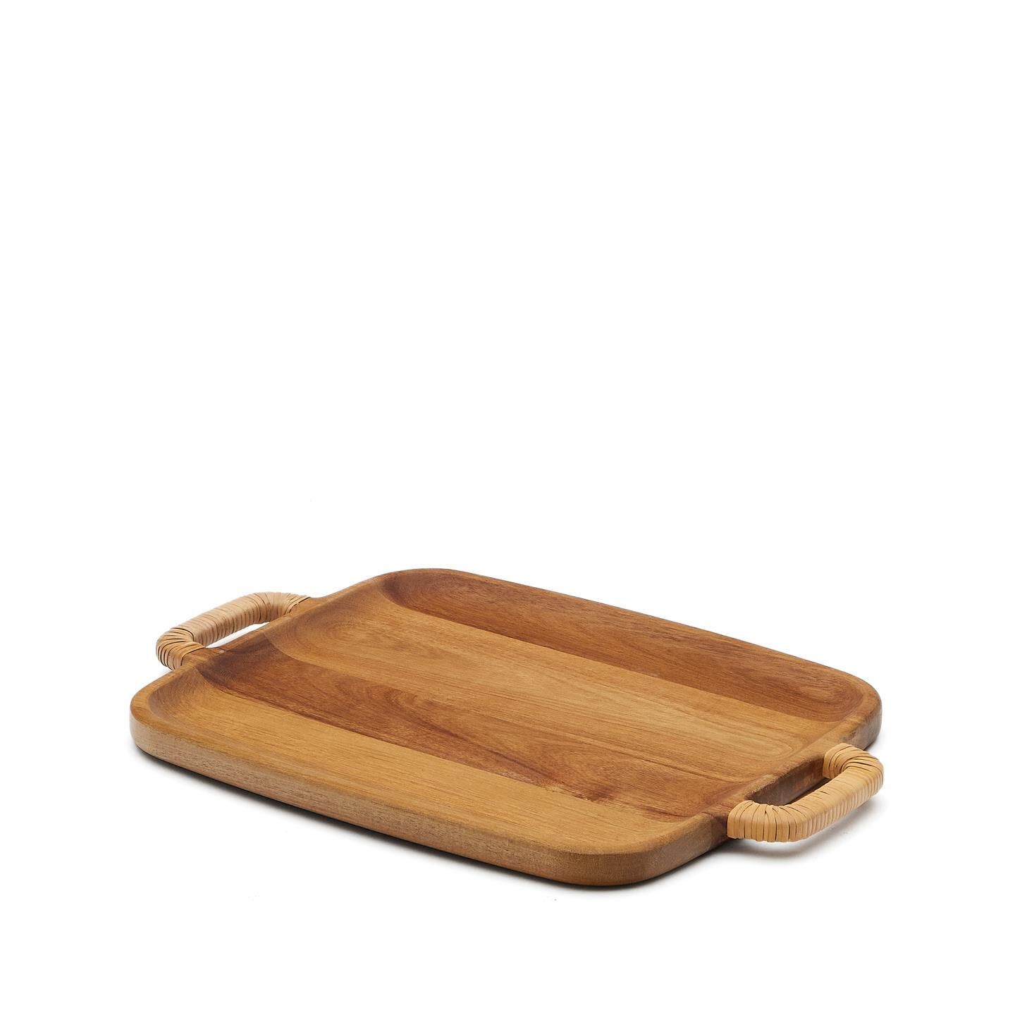 Kave Home Sardis serveerplank – acaciahout & rotan, 50 × 35 cm