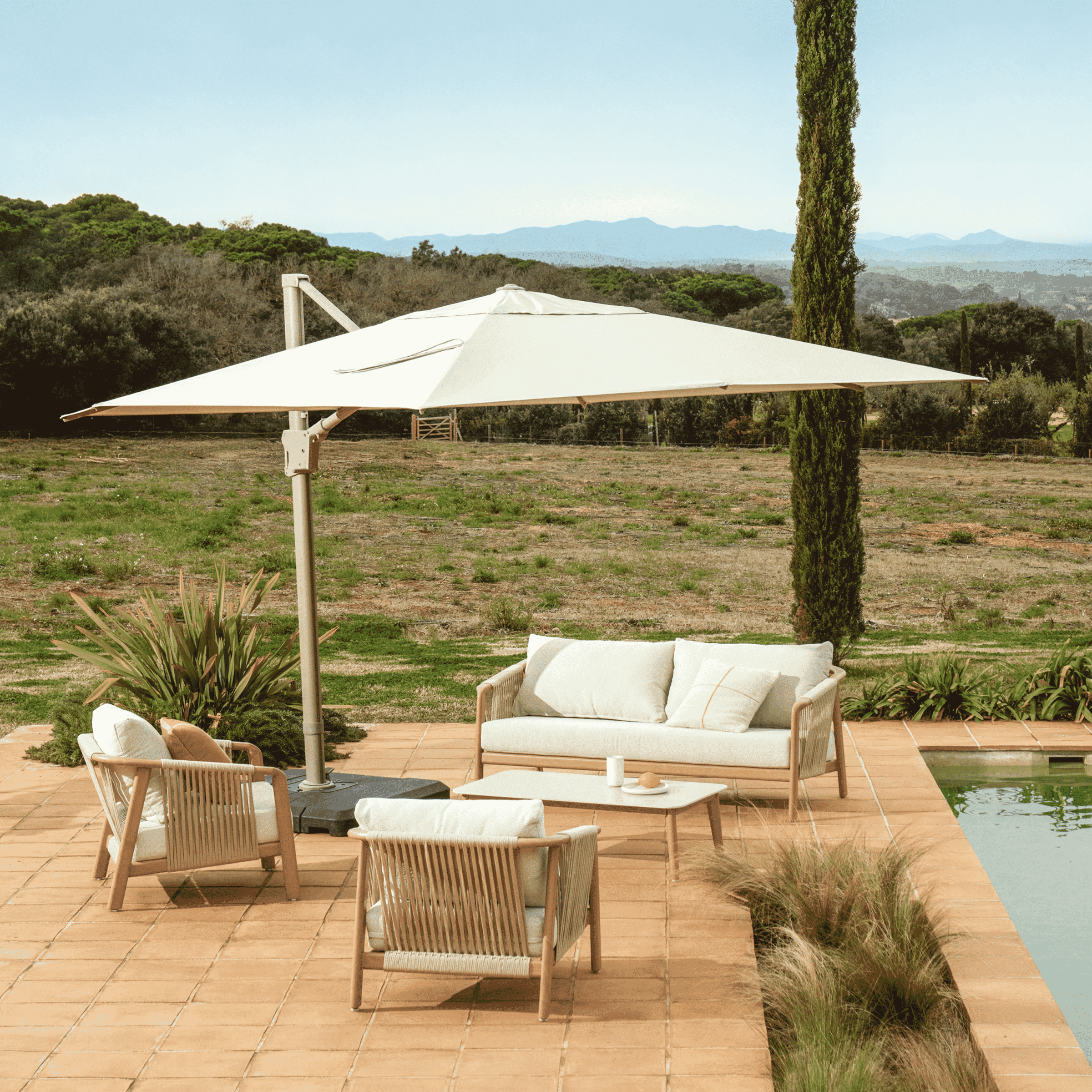 Kave Home Sirte Loungeset – Comfortabel Design voor je Terras in Ecru & Houtlook
