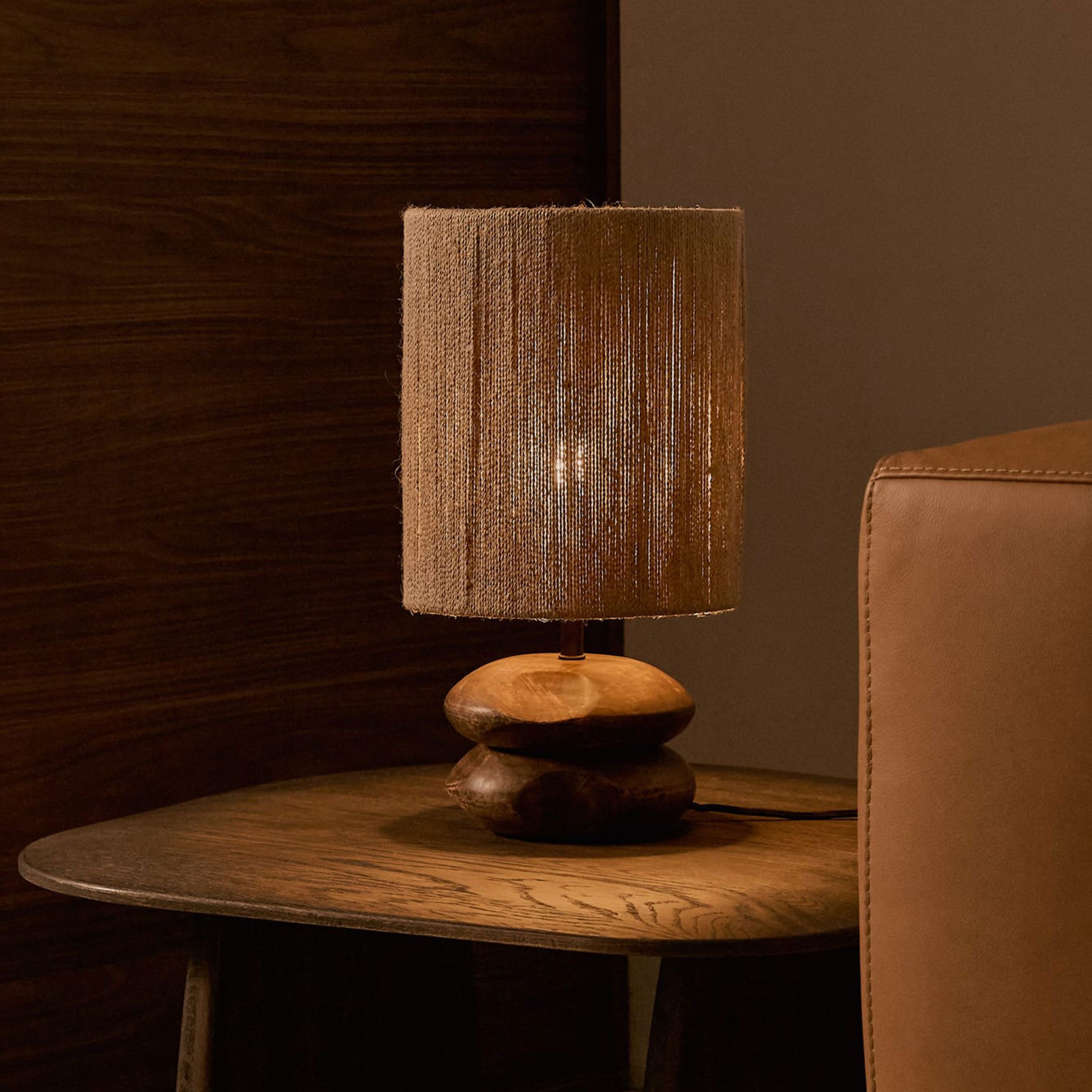 Kave Home Tafellamp Kor – Rustieke Japandi‑stil met acaciahout en handgevlochten jute