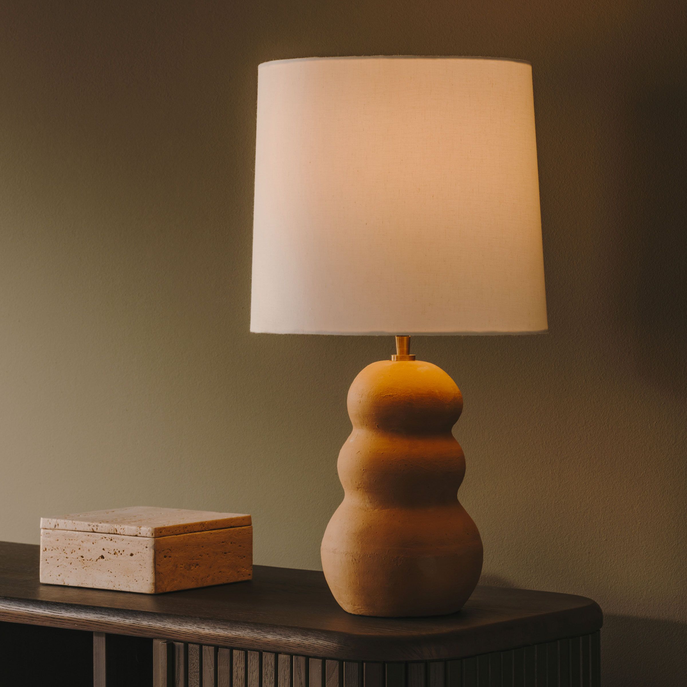 Kave Home Tafellamp Madsen Terracotta – Warme, duurzame sfeer in één stuk