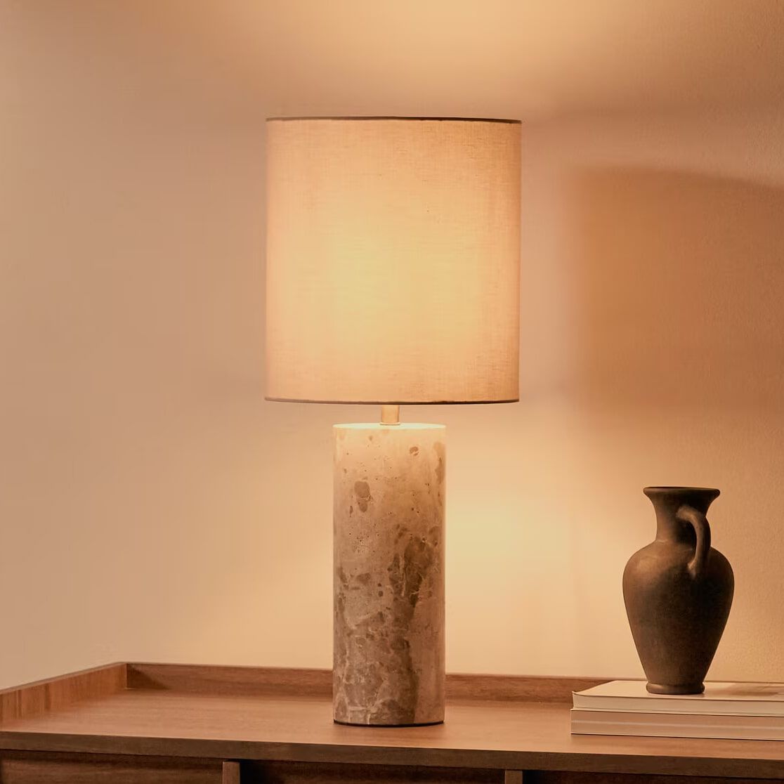 Kave Home Tafellamp Raze – Marmer & Linnen in Beige