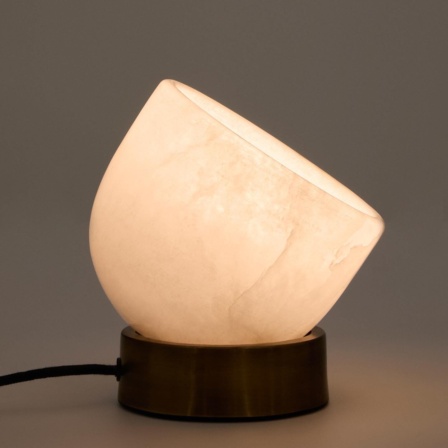 Kave Home tafellamp Shenli – warme verlichting in albast en schitterende messing