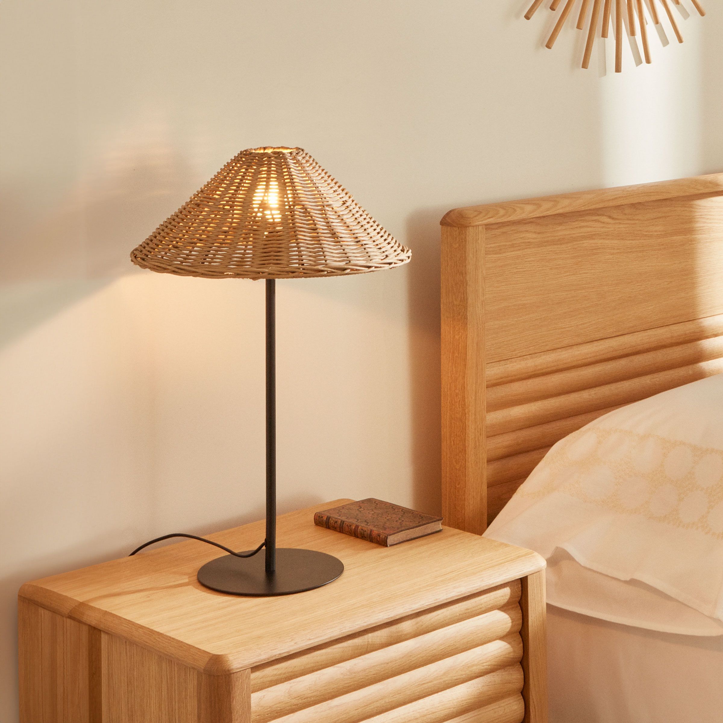 Kave Home Tafellamp Urania – Handgevlochten Rotan en Zwart Metalen Design (50 cm)