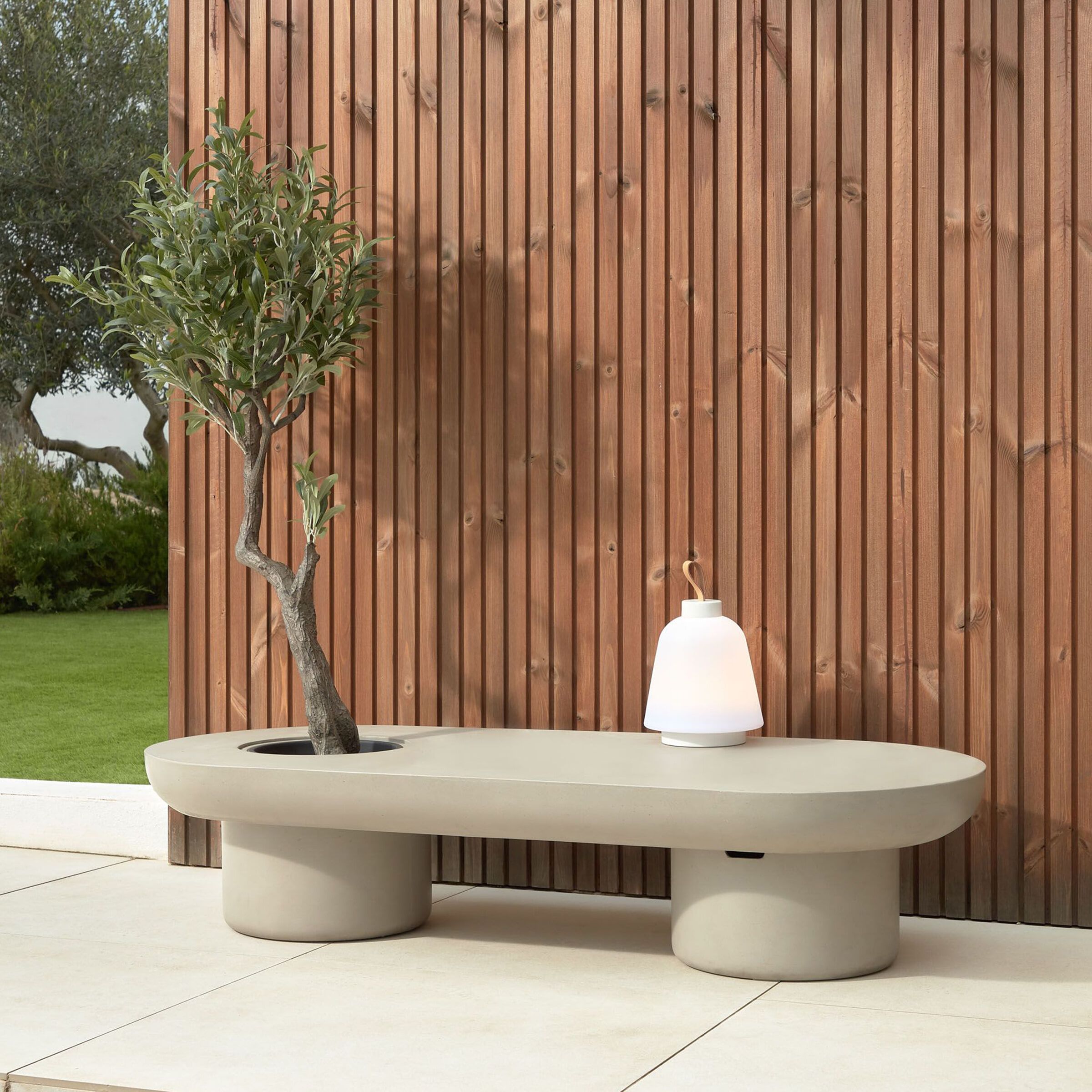 Kave Home Taimi buiten salontafel – robuust betonnen design in grijs (140 × 60 cm)