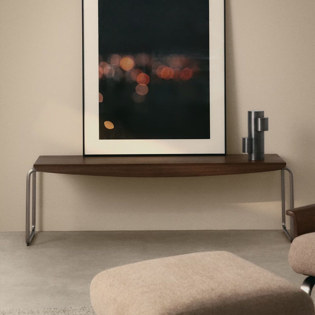 Kave Home Tarsel halbank – 142 cm walnootfineer met roestvrijstalen frame