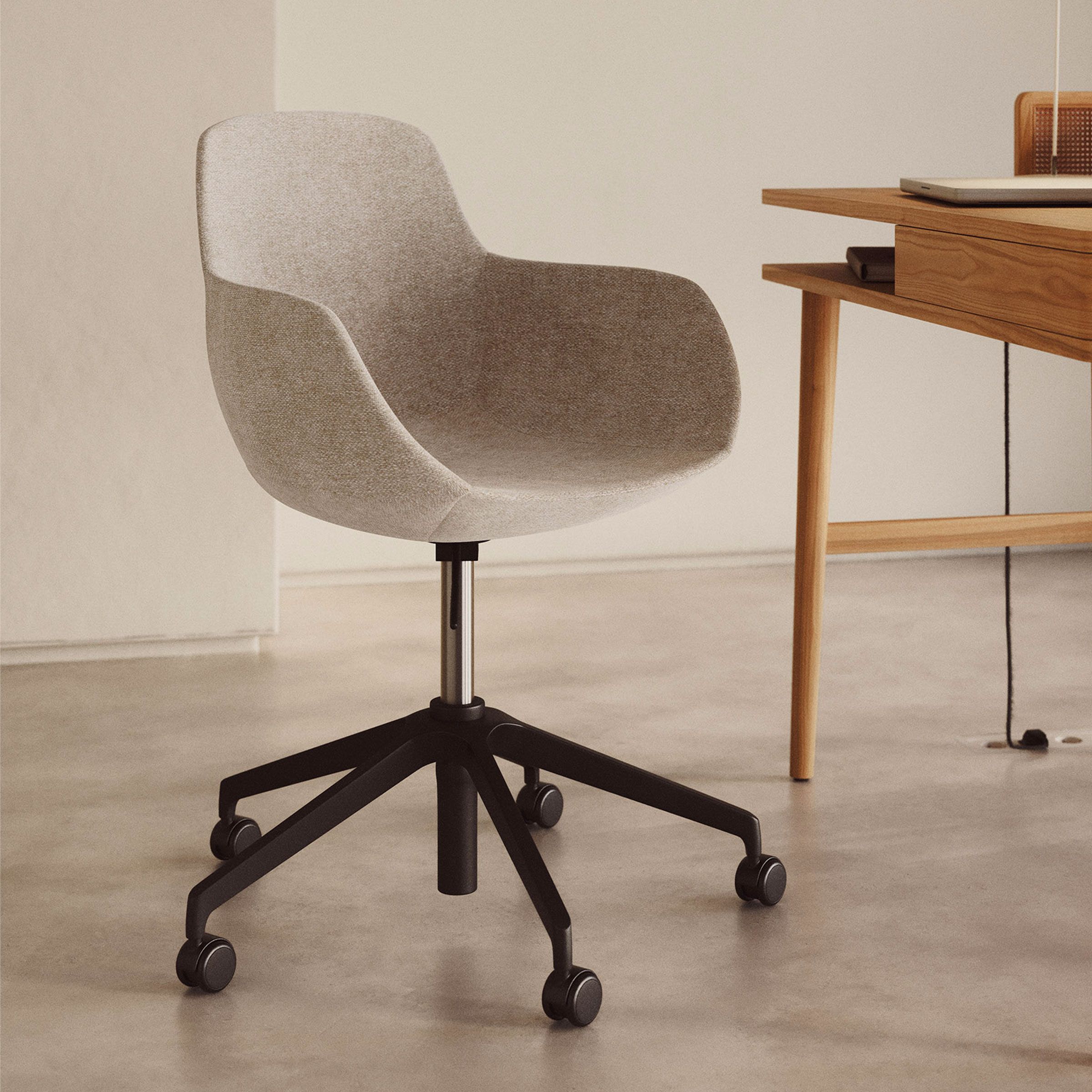 Kave Home Tissiana bureaustoel in beige – stijlvol comfort voor thuis en kantoor