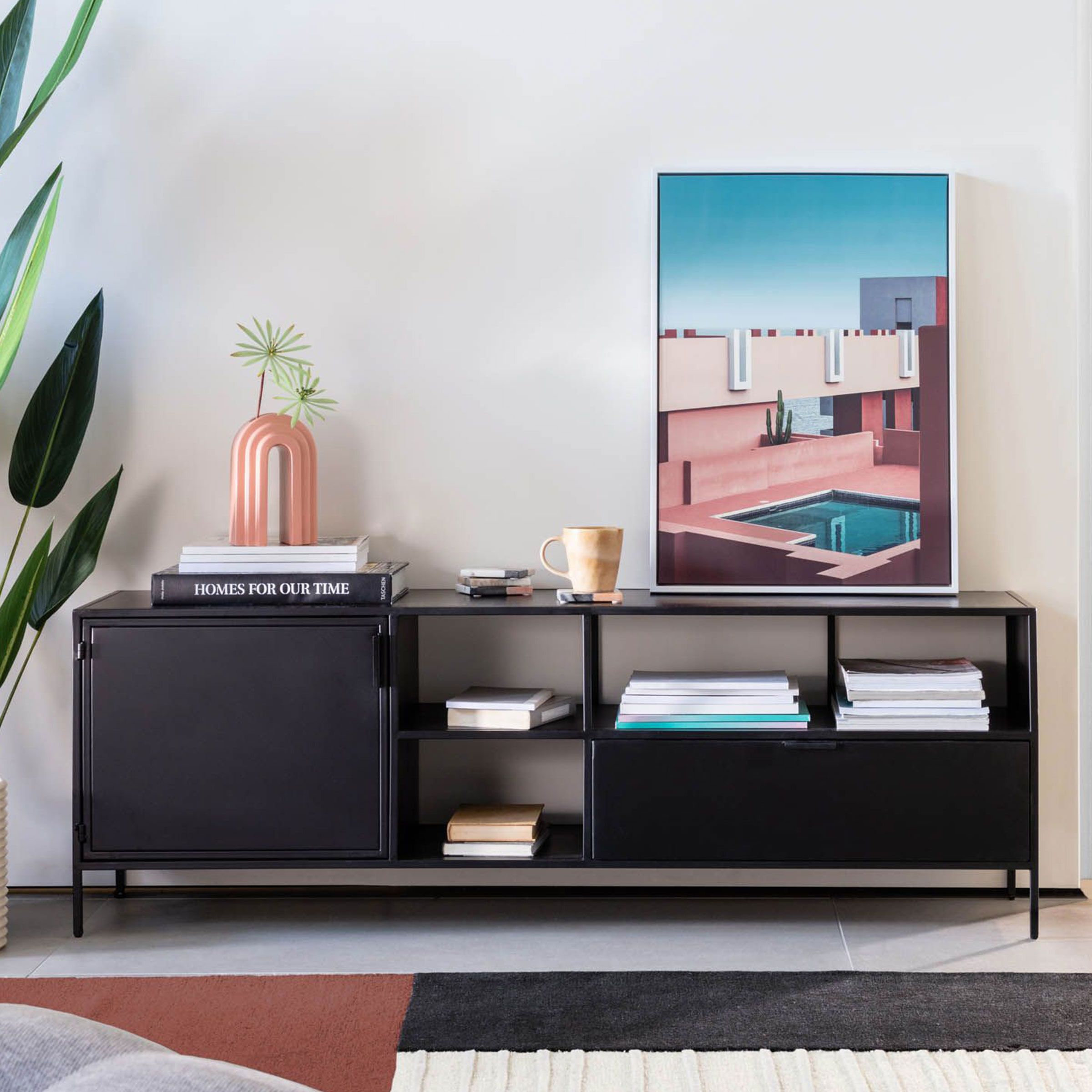 Kave Home TV-meubel Shantay – Strakke zwarte metaallook voor compacte woonruimtes