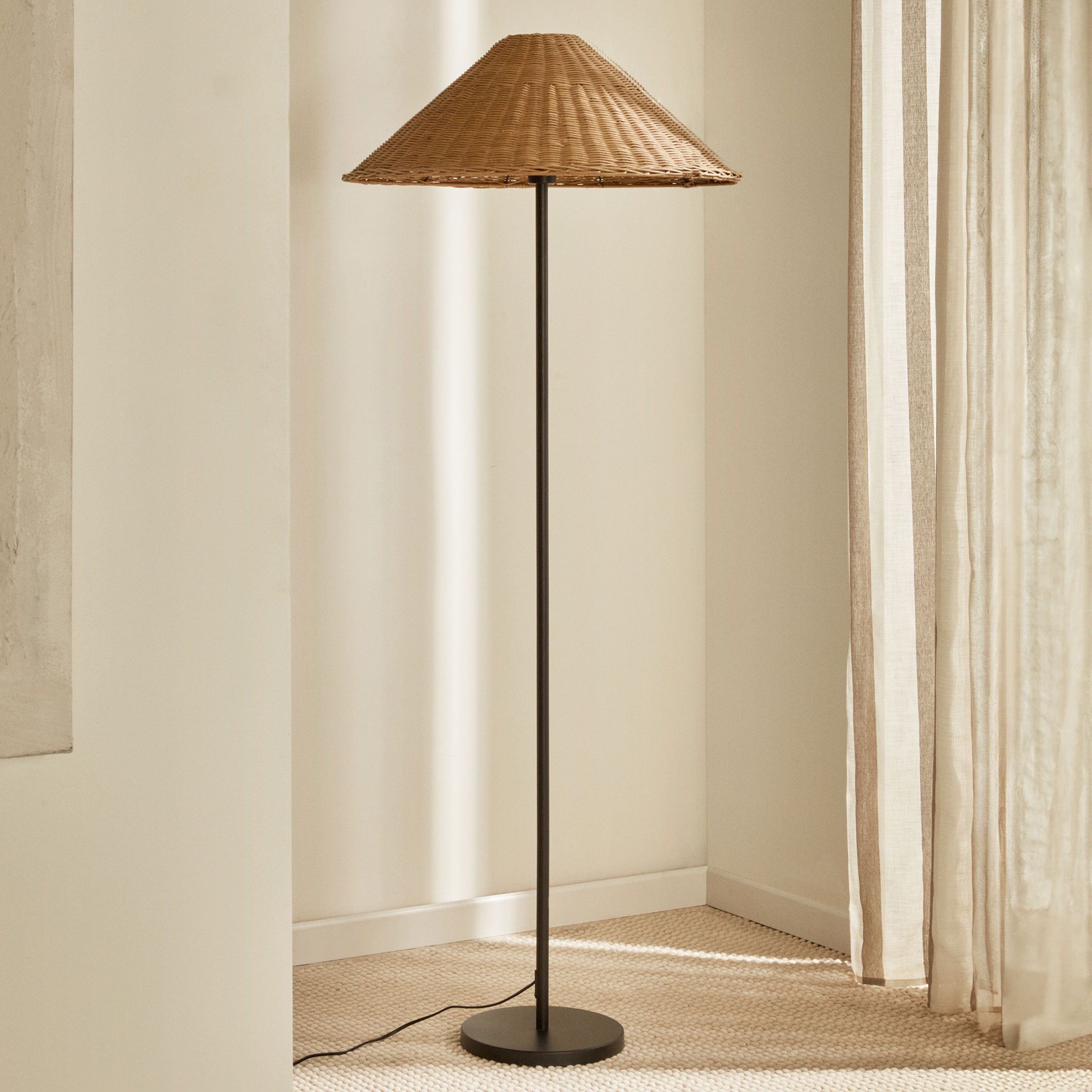 Kave Home Urania Vloerlamp 154 cm – Handgevlochten Rotan & Zwarte Ijzervoet