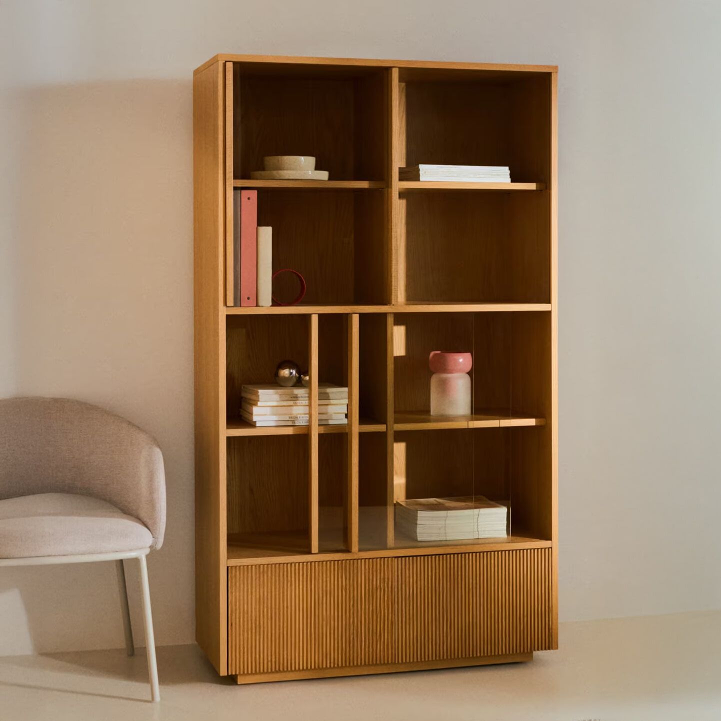 Kave Home Vitrinekast Helvine – Elegante eikenfineer‑ en glazen schuifdeuren (174 × 100 cm)