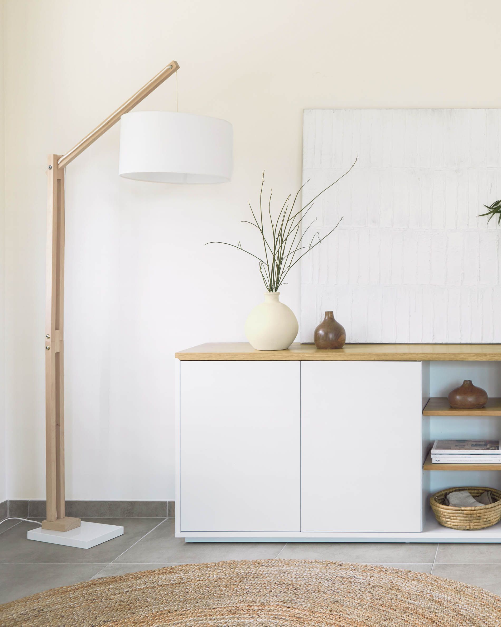 Kave Home Vloerlamp Riaz – Strakke witte verlichting met natuurlijke houtlook