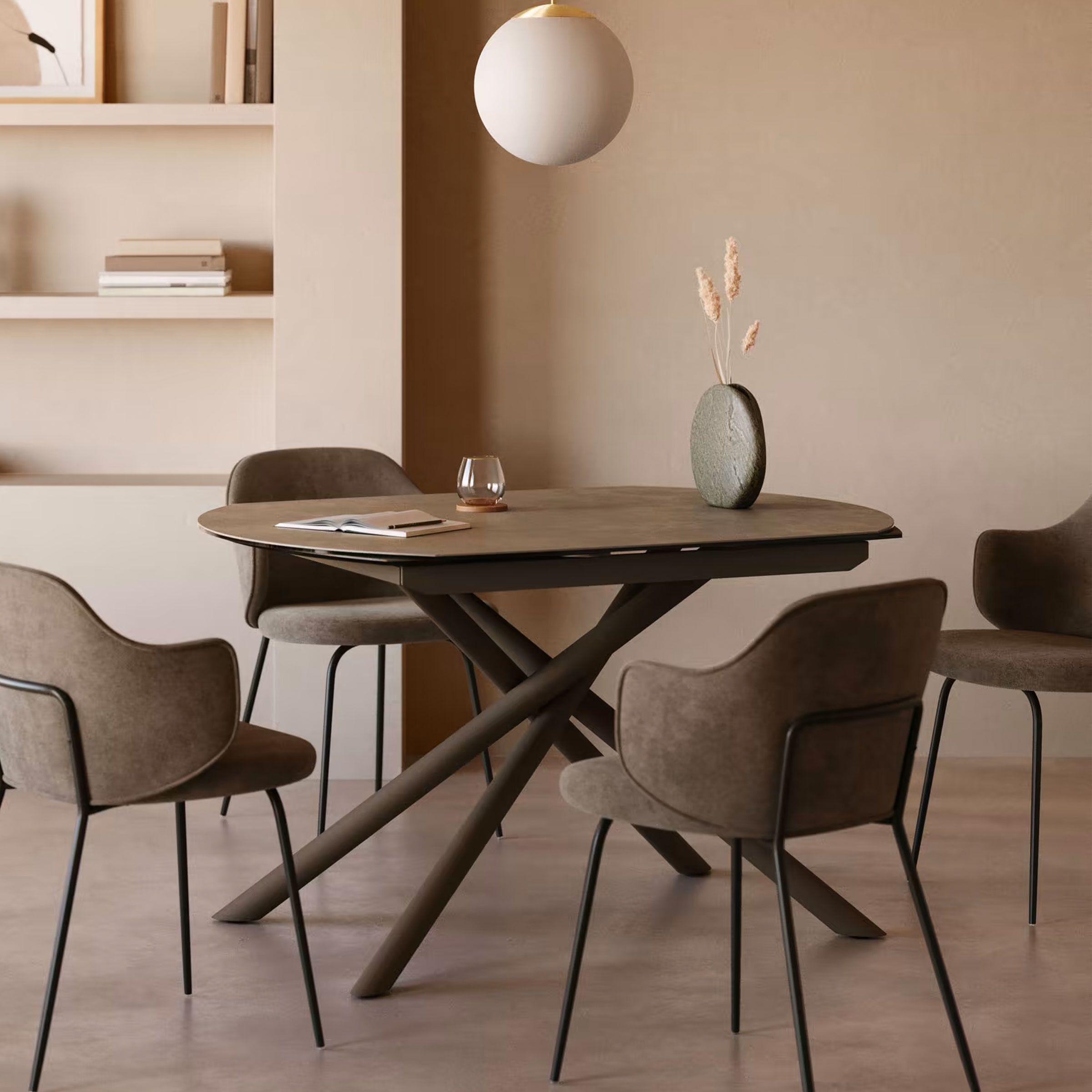 Kave Home Yodalia uitschuifbare eettafel – keramisch blad, bruine stalen poten, Japandi stijl