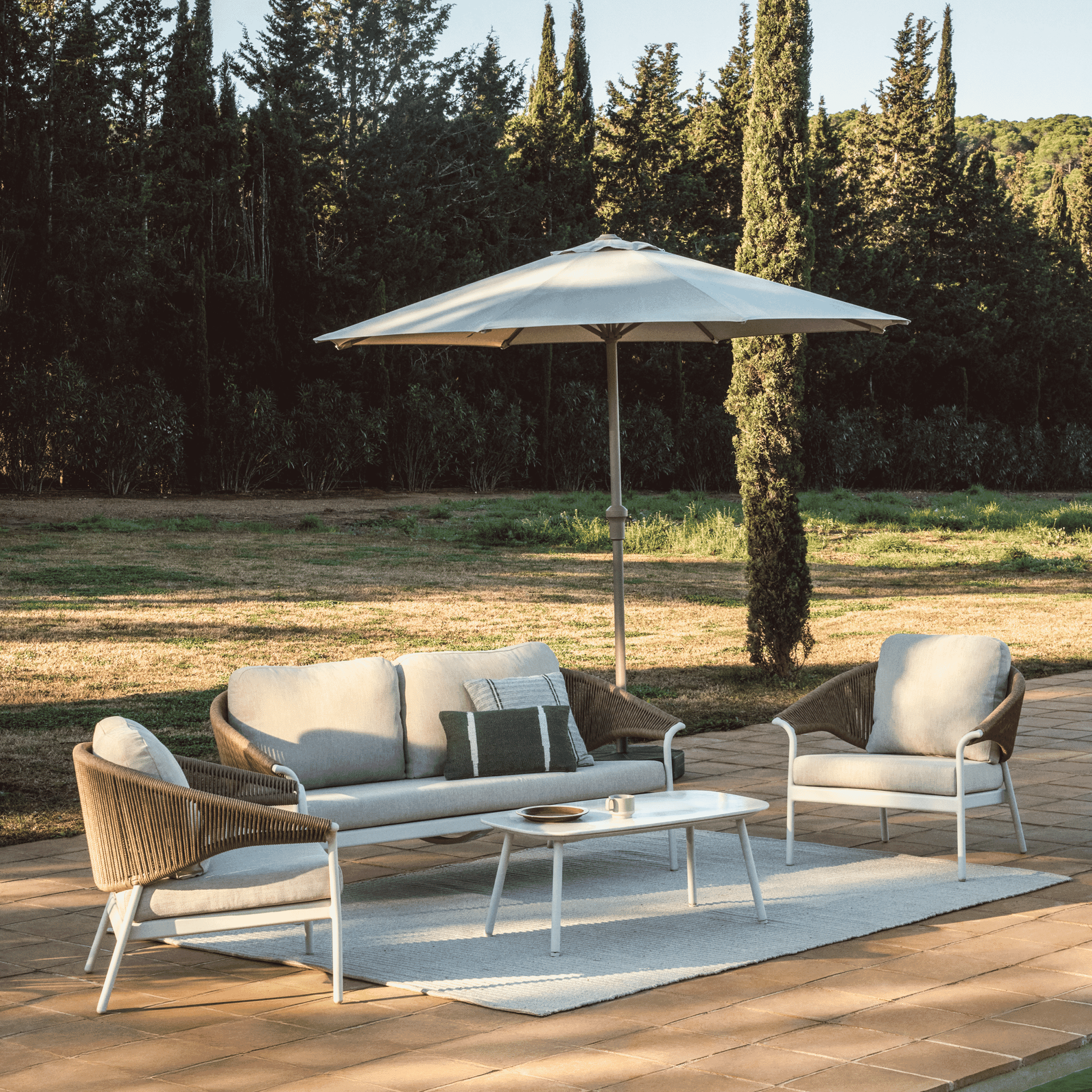 Kave Home Zuara Loungeset – 3‑zitsbank, 2 fauteuils en salontafel in ecru & bruin, perfect voor buiten