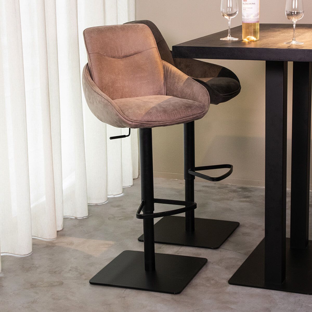 LABEL51 Draaibare Barkruk Beauty – Luxe micro‑suede in Taupe, verstelbaar en draaibaar