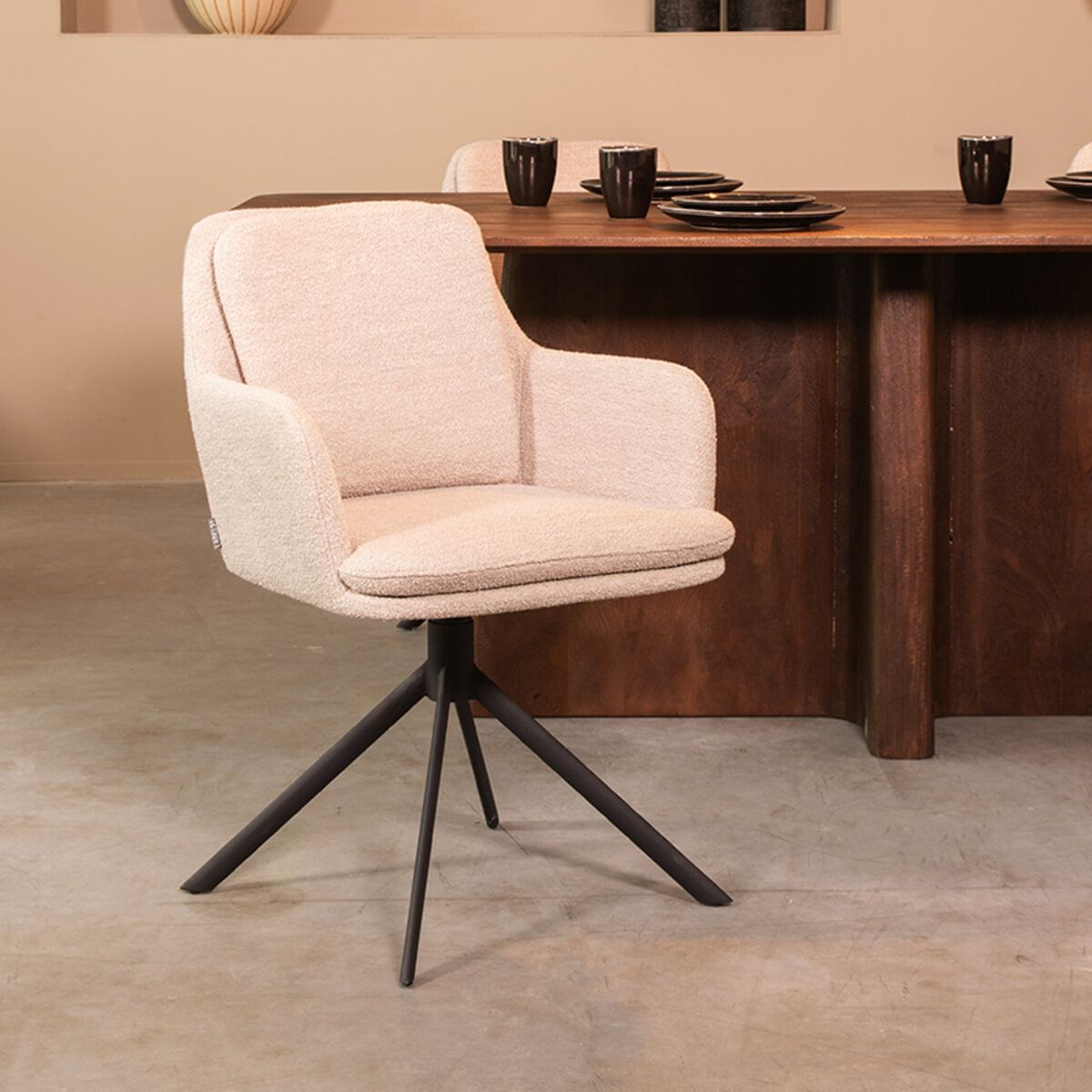 LABEL51 Draaibare Eetkamerstoel Joy Bouclé – Naturel | Moderne 360° stoel met armleuning