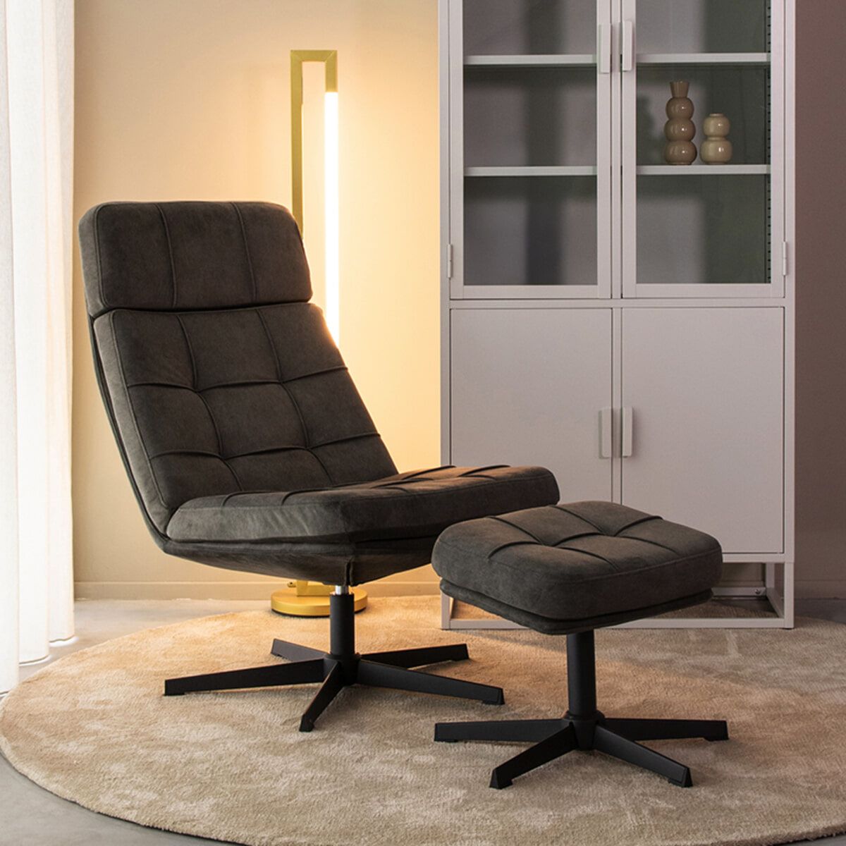 LABEL51 Draaifauteuil Alvar met hocker – Antraciet: stijlvol draaien in comfort