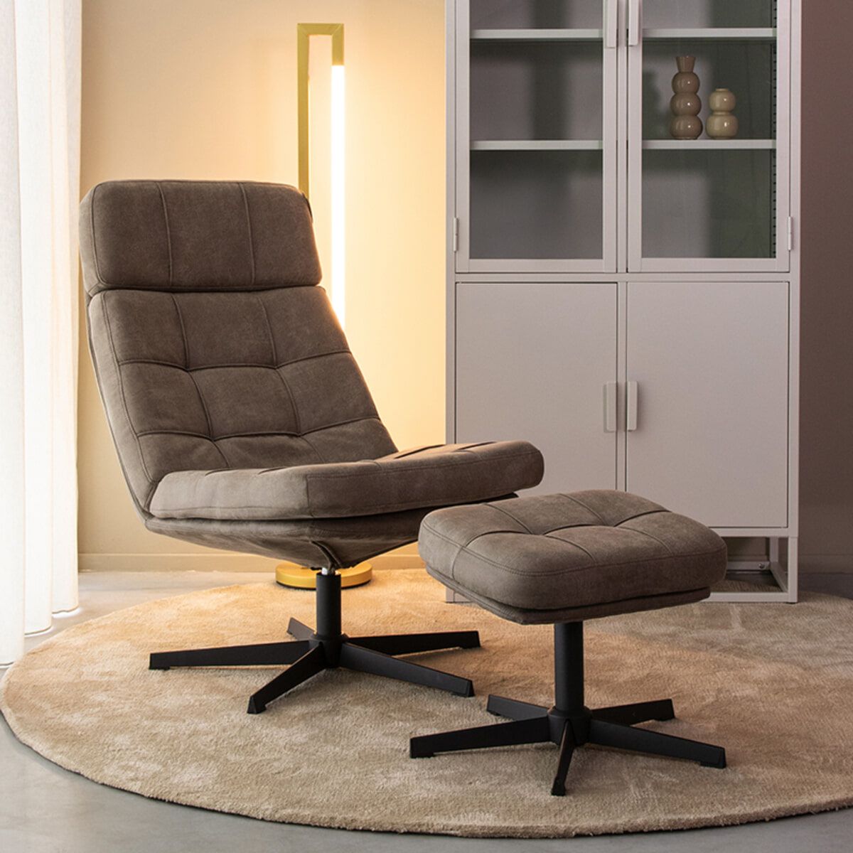 LABEL51 Draaifauteuil Alvar met hocker – Taupe micro‑suede, stijlvol draaien & ultiem comfort