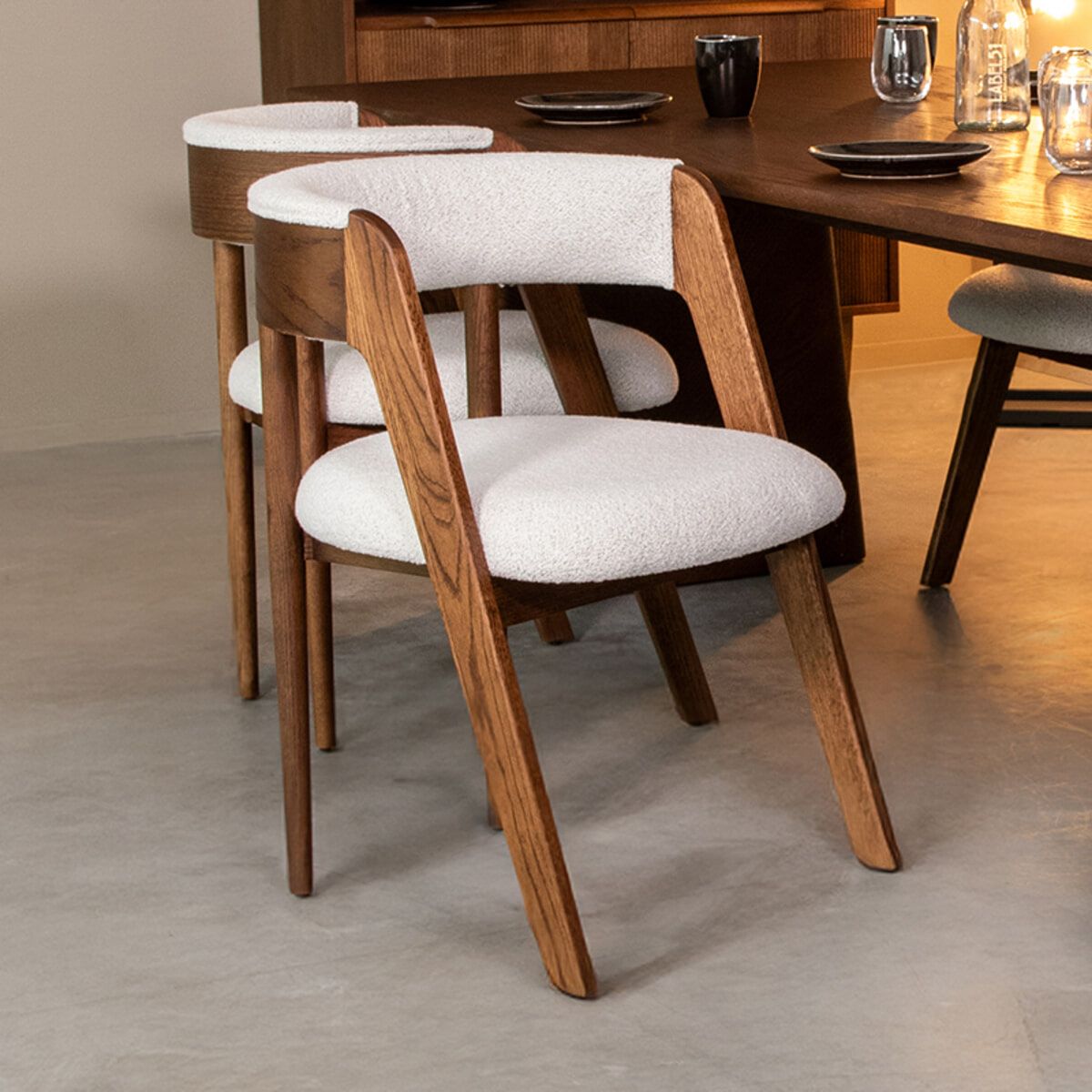LABEL51 eetkamerstoel Sasha – Moderne bouclé stoel met walnoot eiken frame in wit