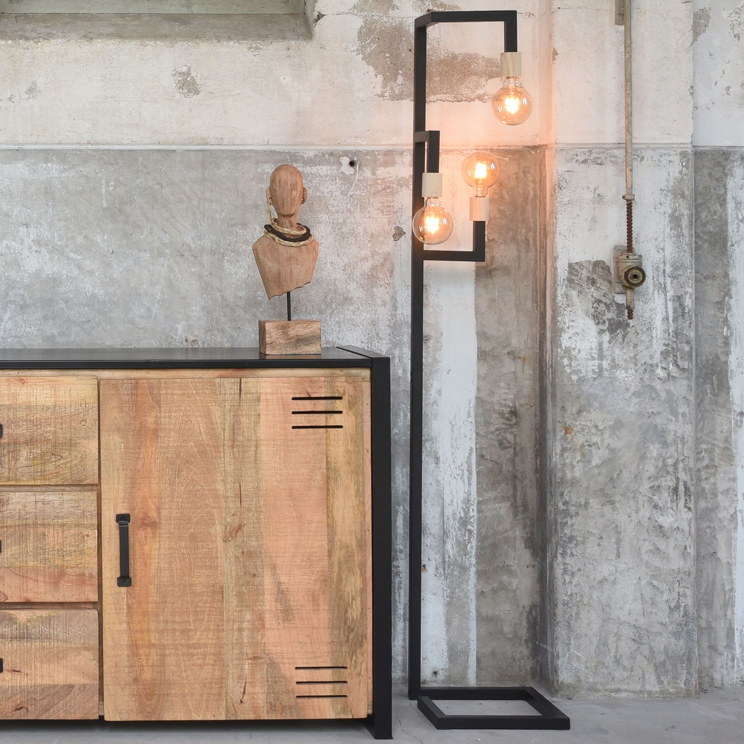 LABEL51 Loco Vloerlamp – Strak Zwart design met rubberhouten accenten