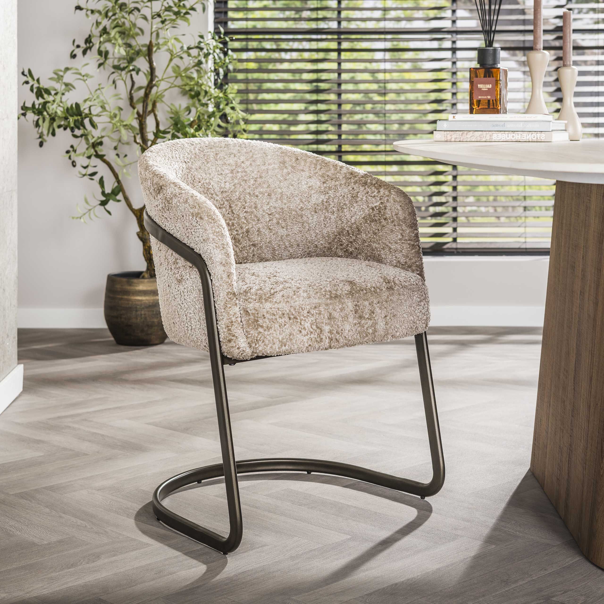 Lannie Eetkamerstoel van LifestyleFurn – Modern comfort in zandkleurige Alura