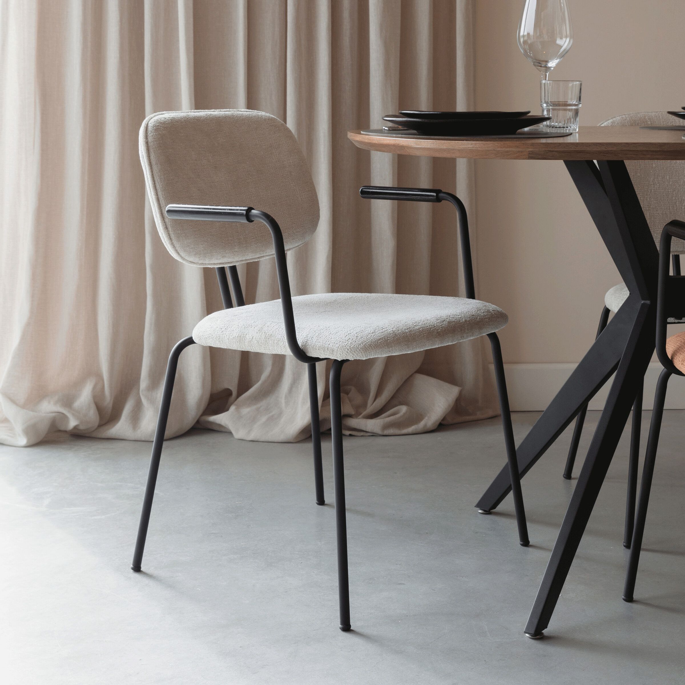 Latisha eetkamerstoel met armleuning – zachte chenille in Off White