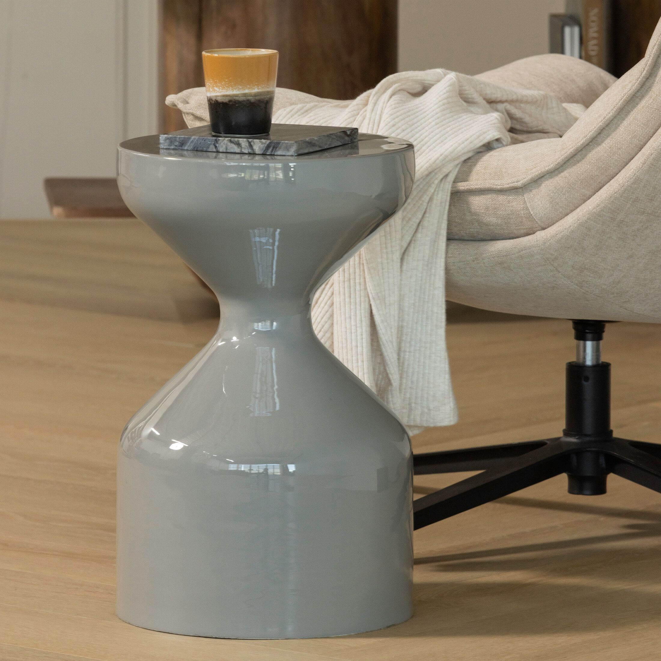 Lichtgrijze ronde bijzettafel Floyd van WOOOD – Compact luxe design