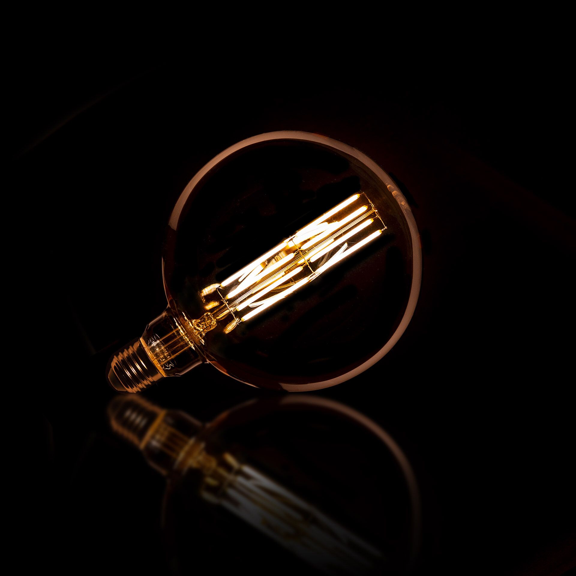 LifestyleFurn dimbare amberkleurige LED bollamp Ø15 cm – warm, stijlvol en energiezuinig