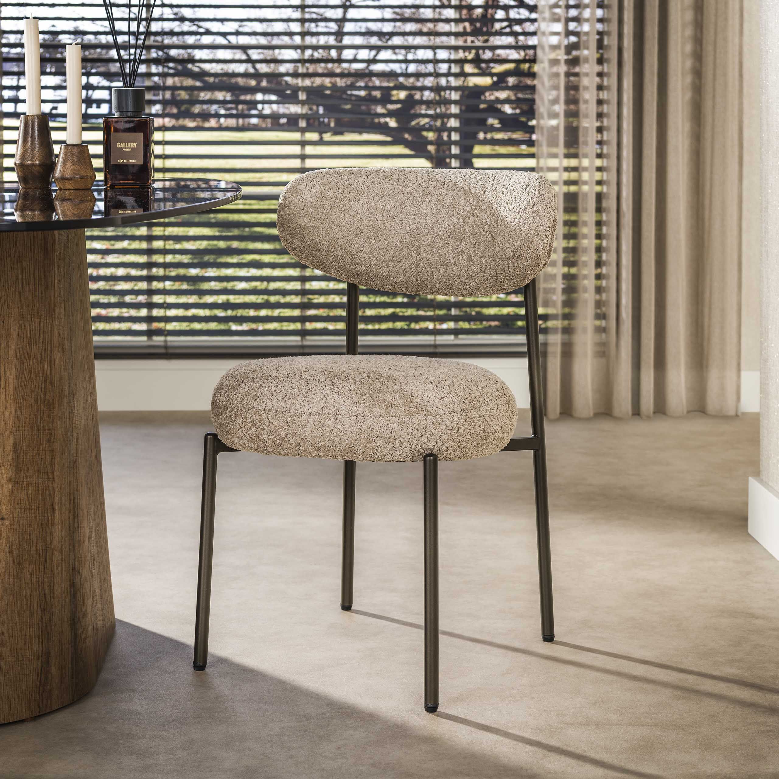 LifestyleFurn Lawson Bouclé eetkamerstoel – warm zand en bruine elegantie