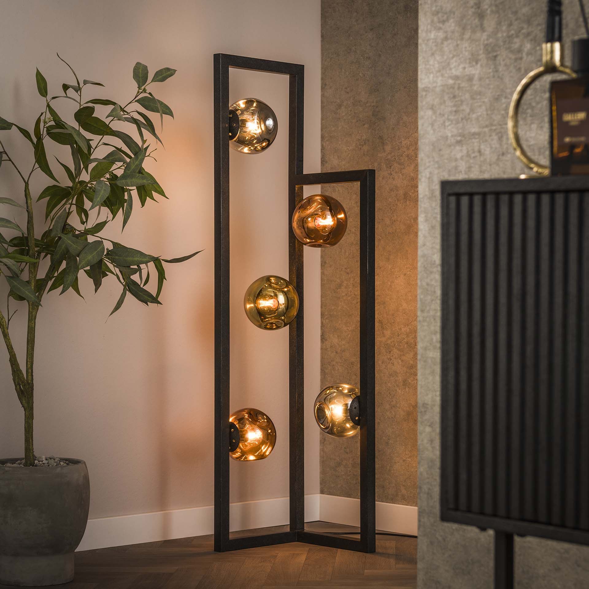 LifestyleFurn Shahid Vloerlamp in Zwart – 5‑delige Glazen Kappen voor Sfeervol Hoeklicht