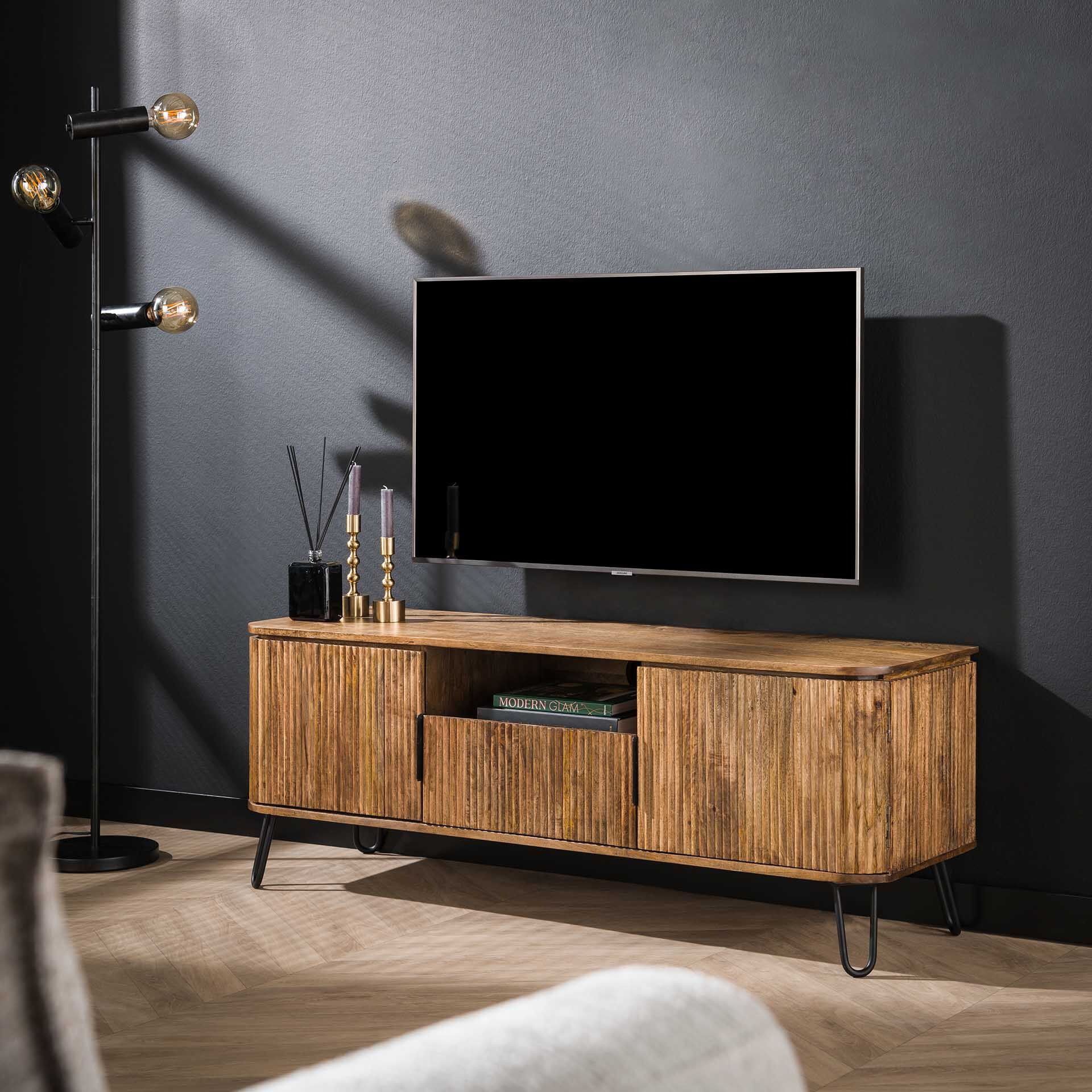LifestyleFurn TV‑meubel Sharmila – 135 cm mangohout met stijlvolle metalen poten