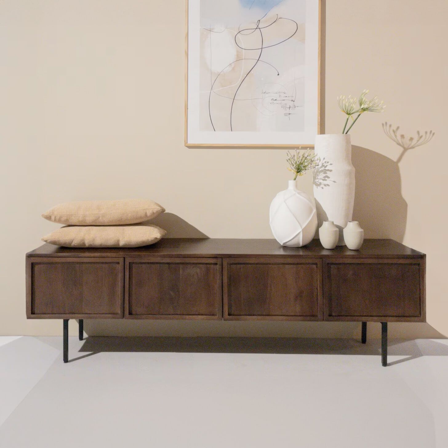 Livingfurn Elan TV-meubel – Warm Mangohout met Zwart Staal (180 cm)
