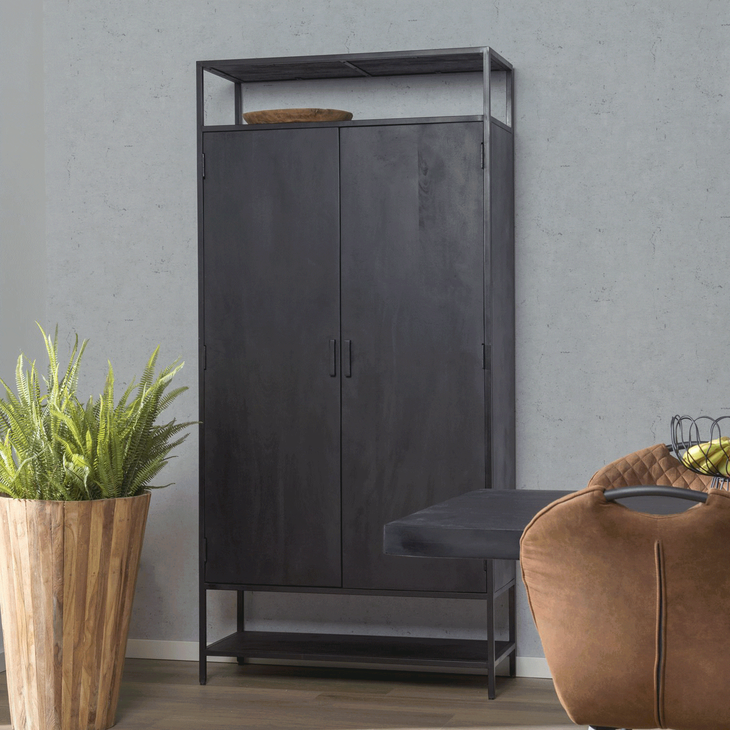 Livingfurn Kala Opbergkast in Mangohout – Strak Zwart Design voor elke Woonruimte